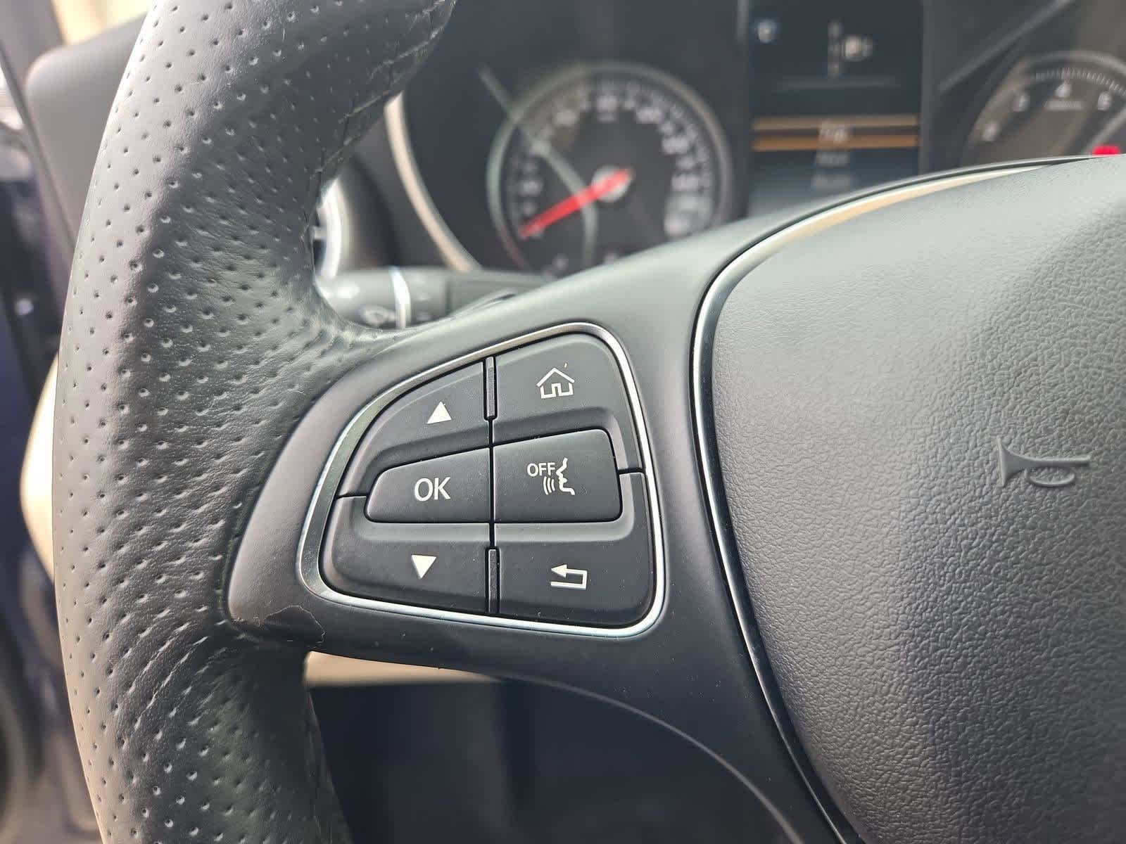 Thumbnail: 2015 Mercedes-Benz C-Class - 24