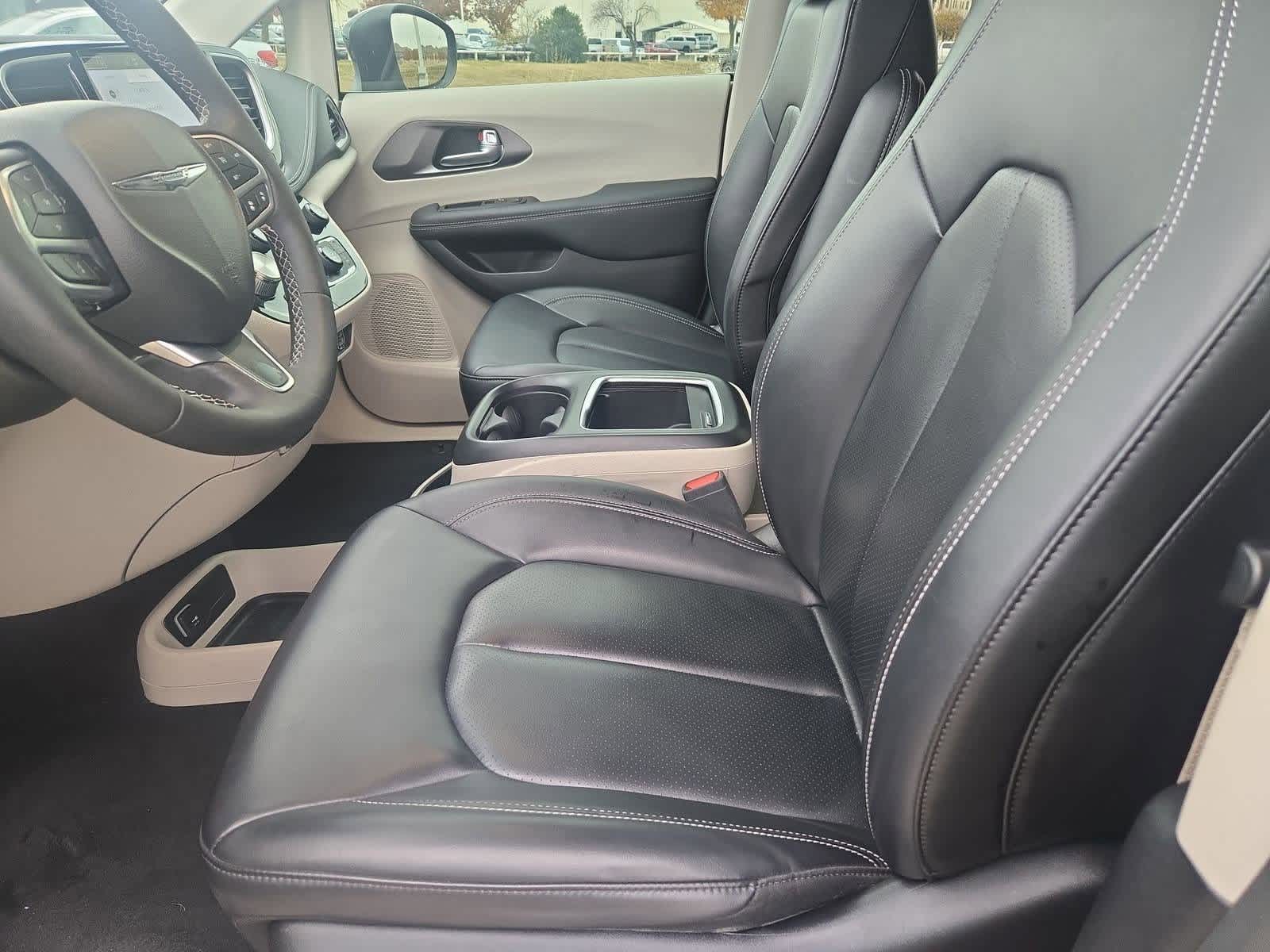 Thumbnail: 2023 Chrysler Pacifica - 16