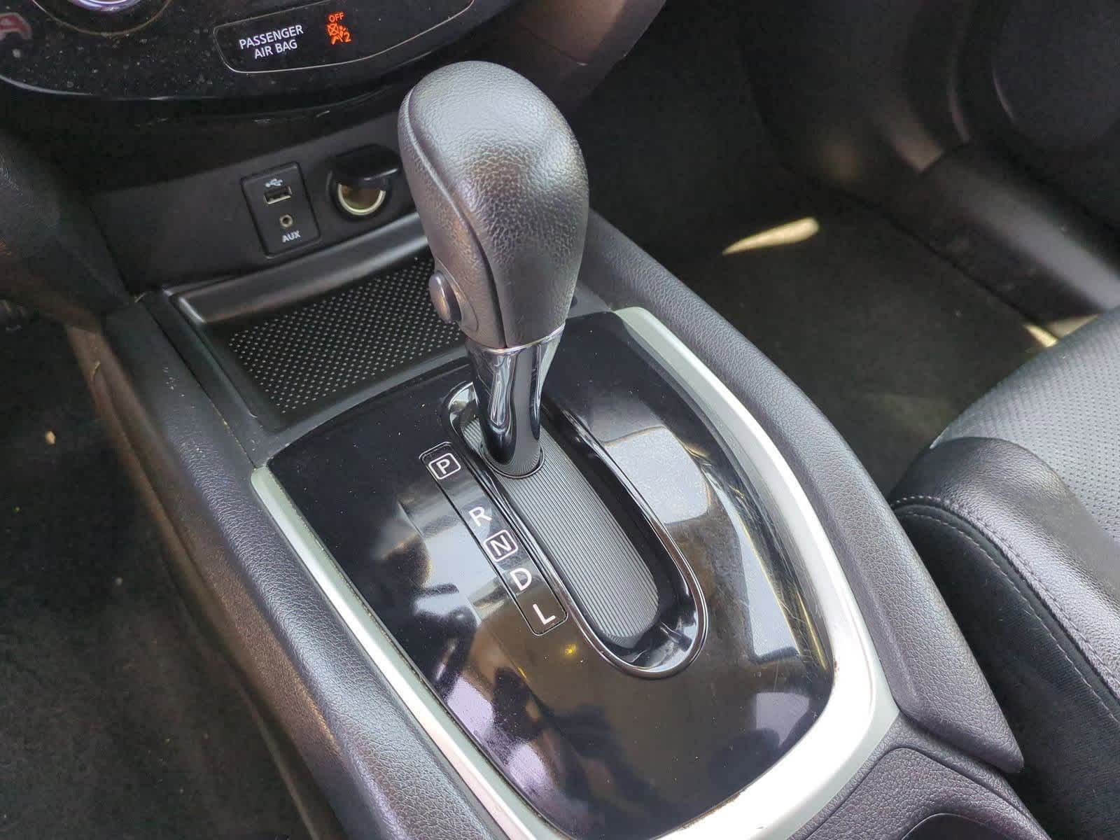 2016 Nissan Rogue SL 33