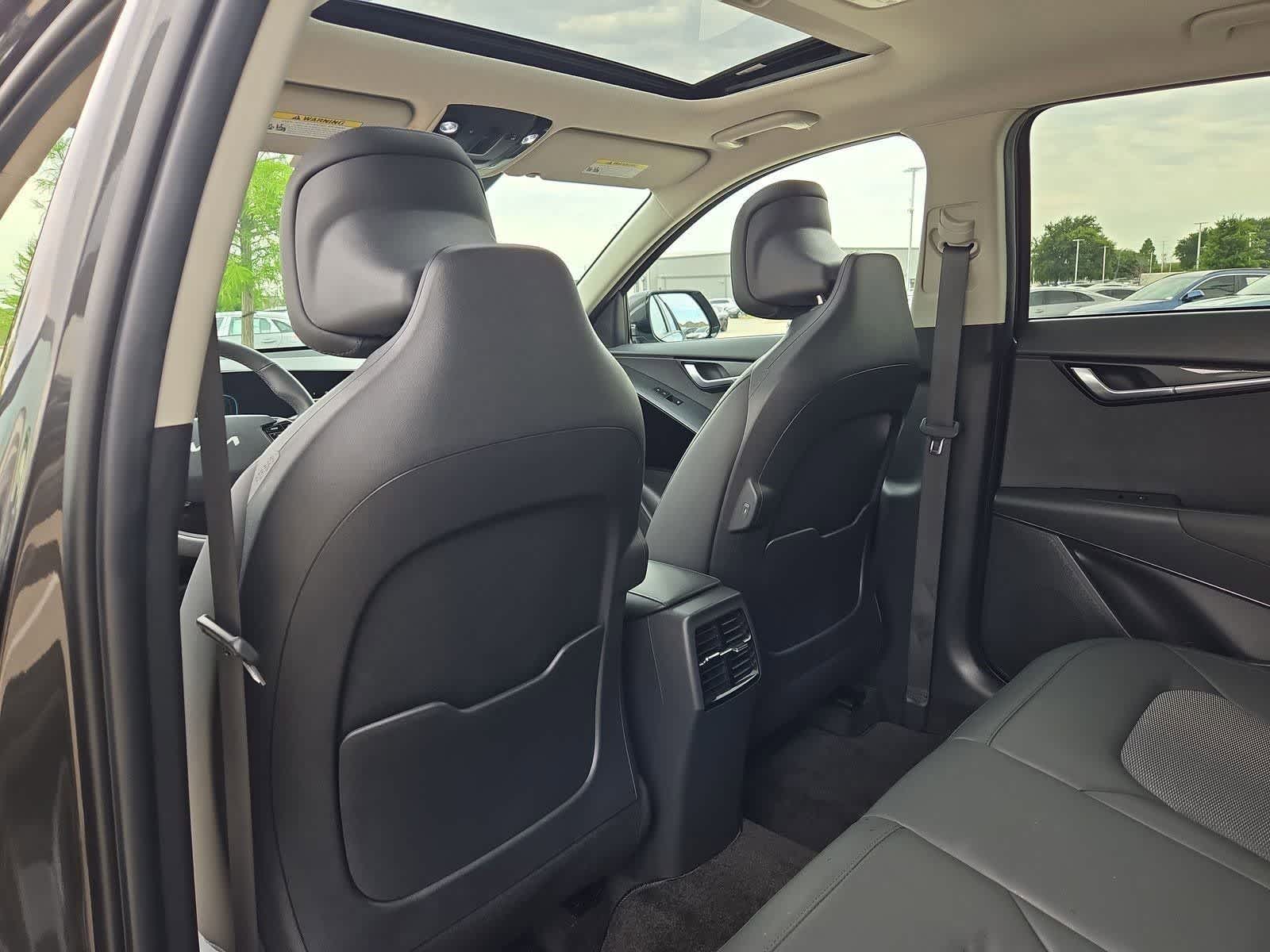 Thumbnail: 2023 Kia Niro - 17