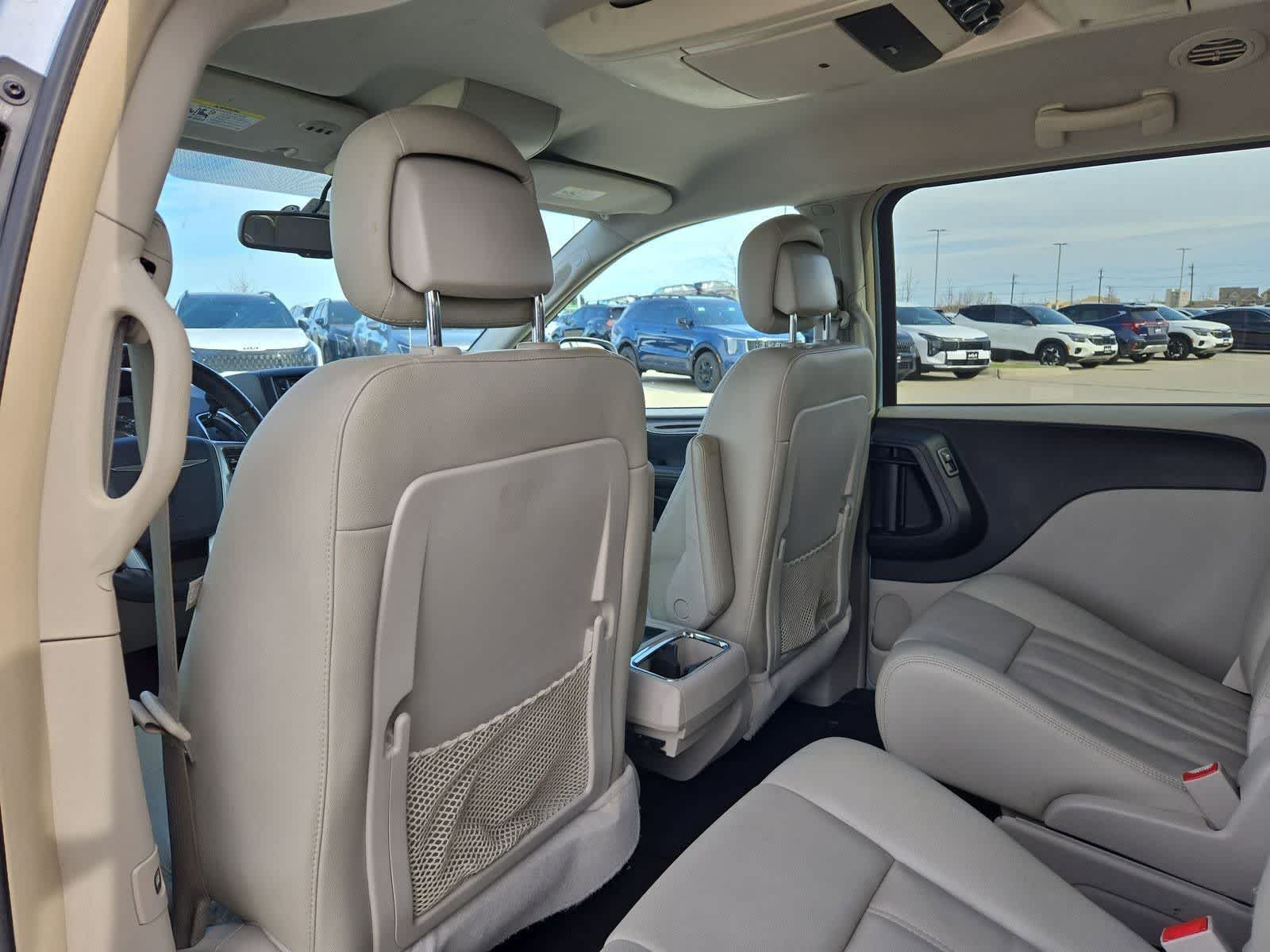 Thumbnail: 2013 Chrysler Town & Country - 16