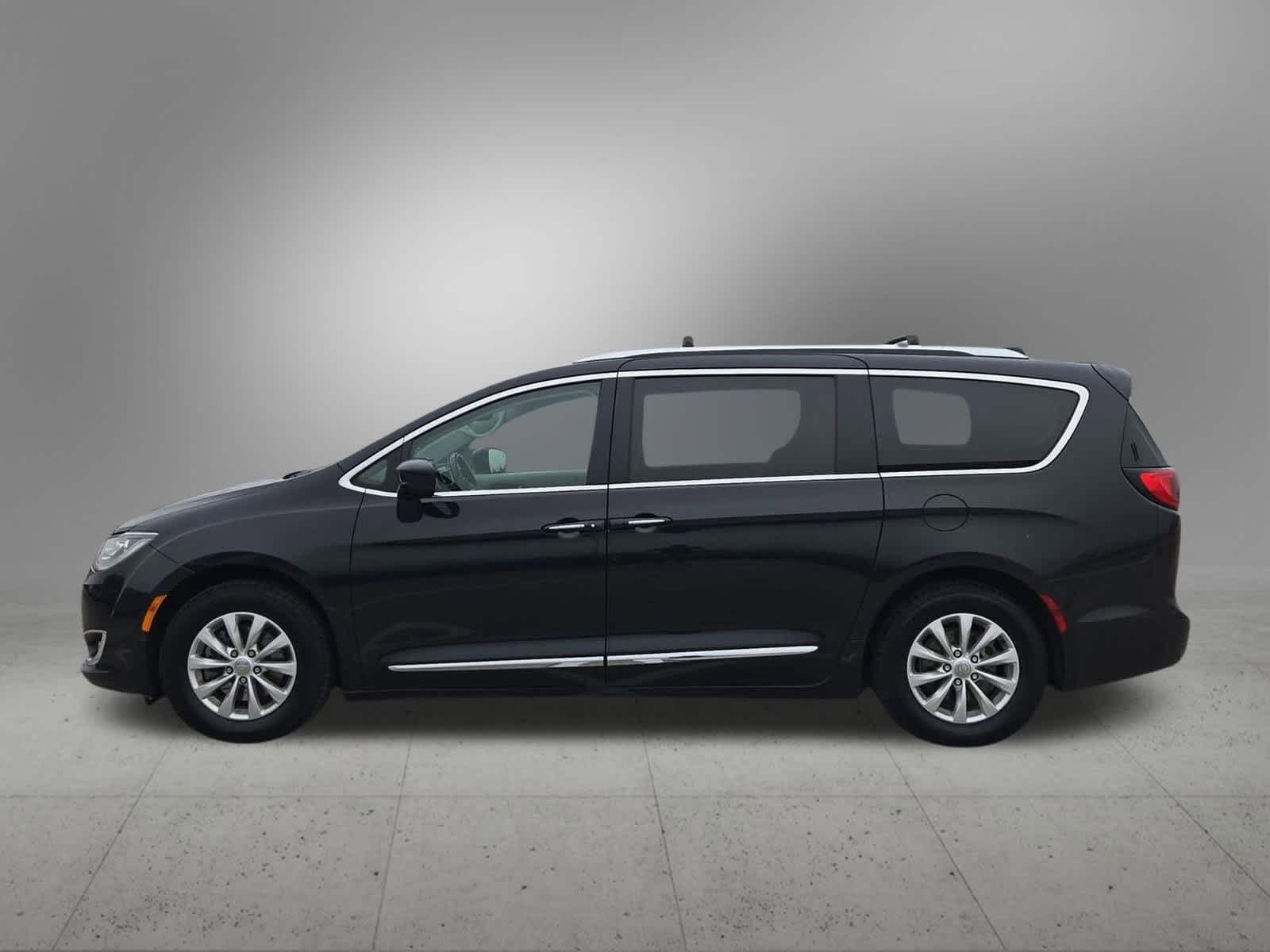 Thumbnail: 2018 Chrysler Pacifica - 3