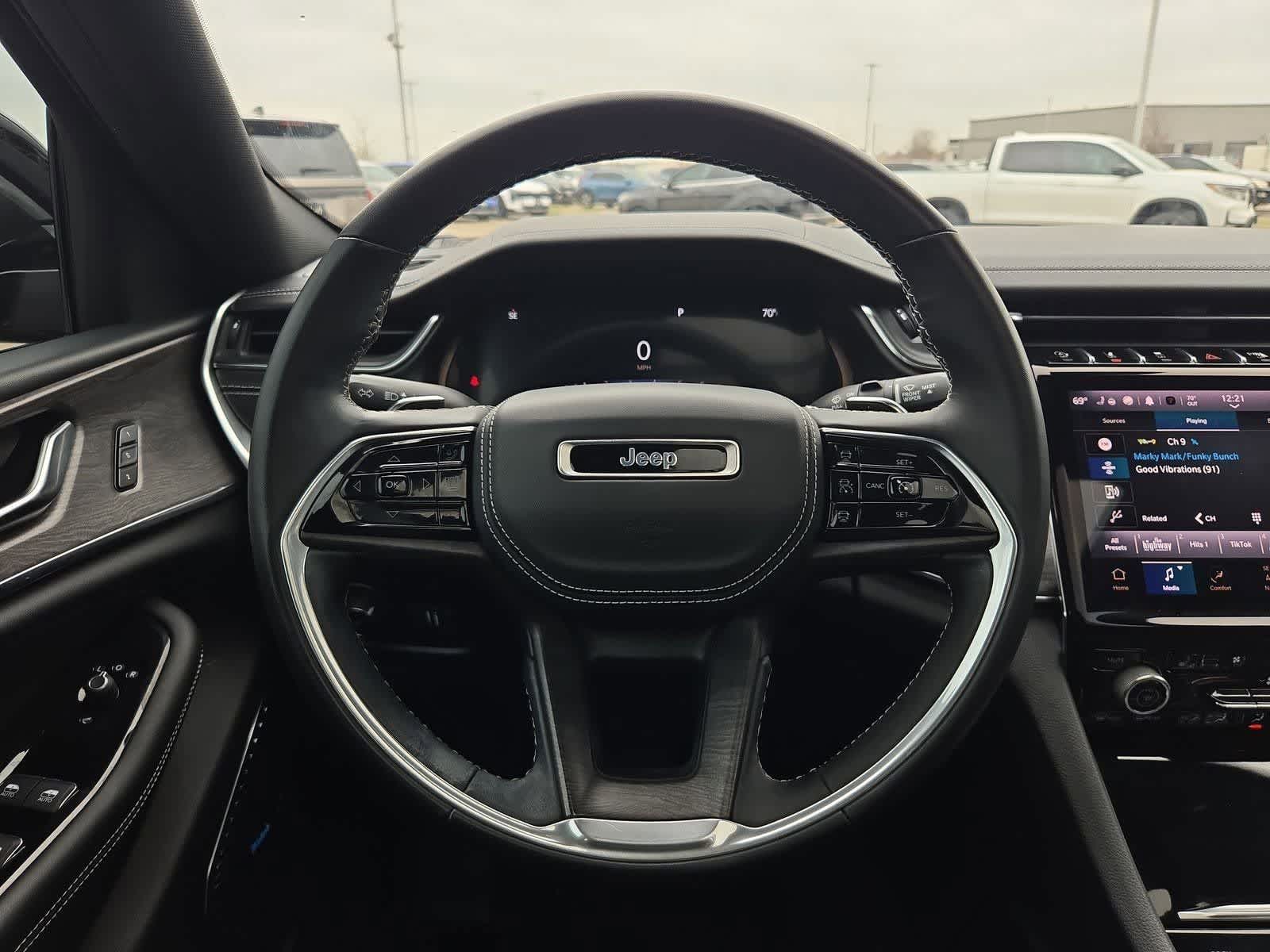 Thumbnail: 2022 Jeep Grand Cherokee - 23