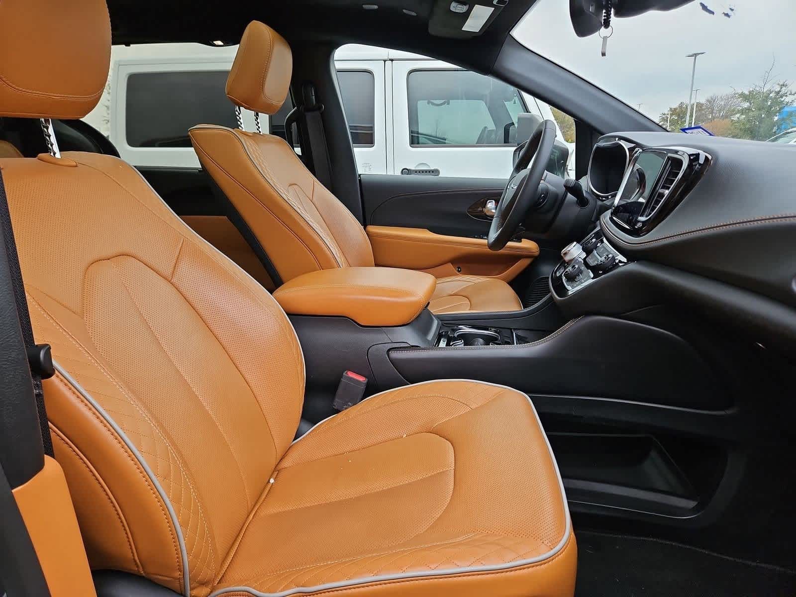 Thumbnail: 2022 Chrysler Pacifica - 22