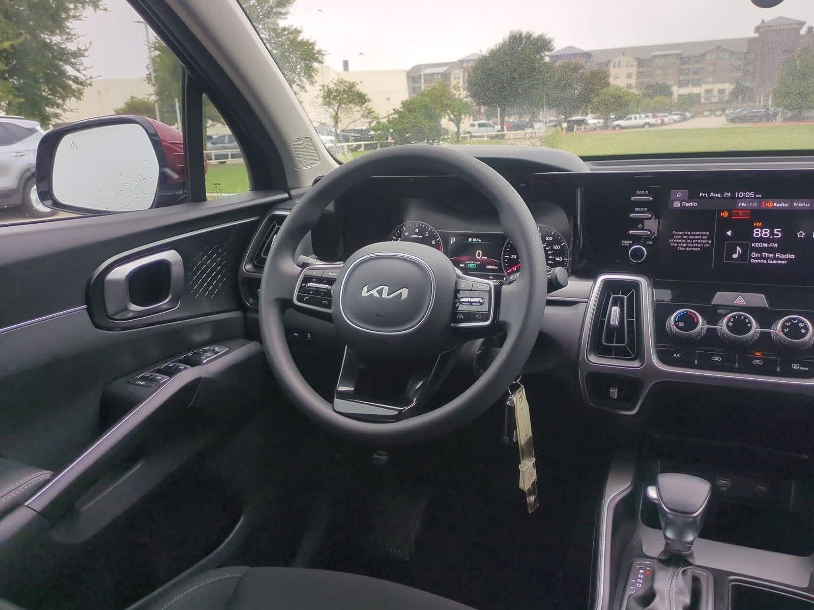 2023 Kia Sorento LX photo 2