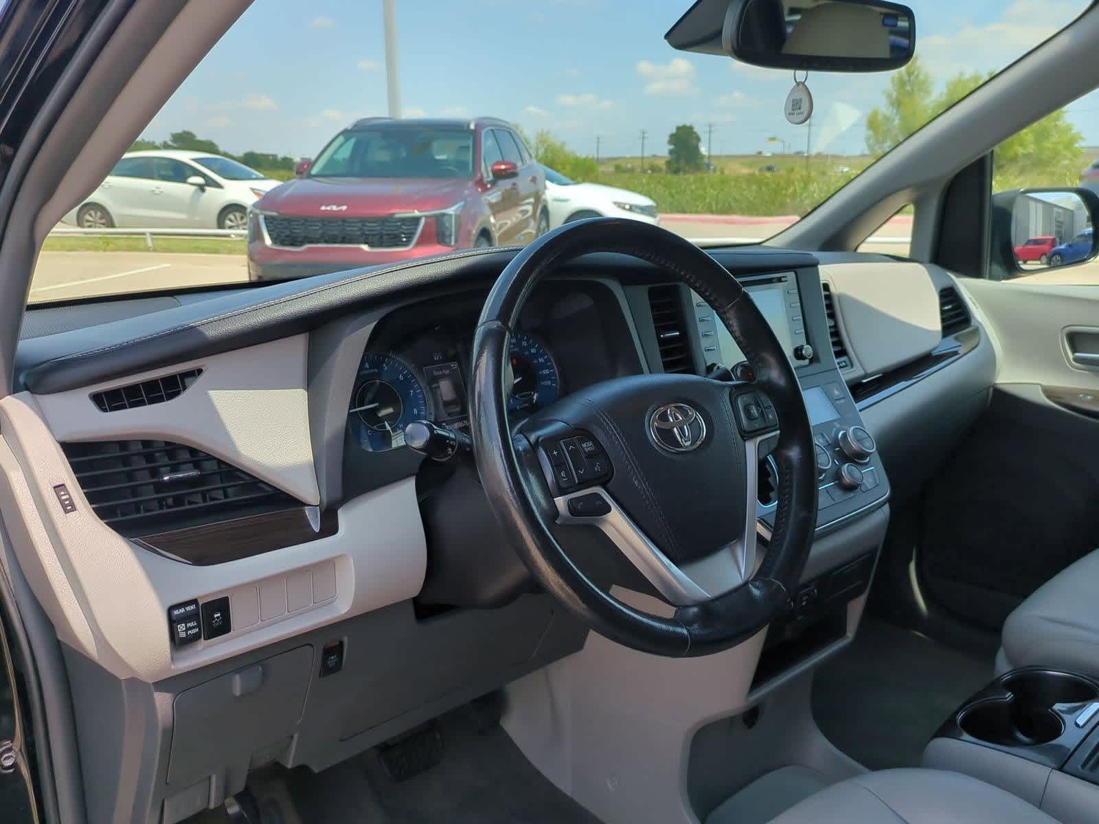 Thumbnail: 2019 Toyota Sienna - 2