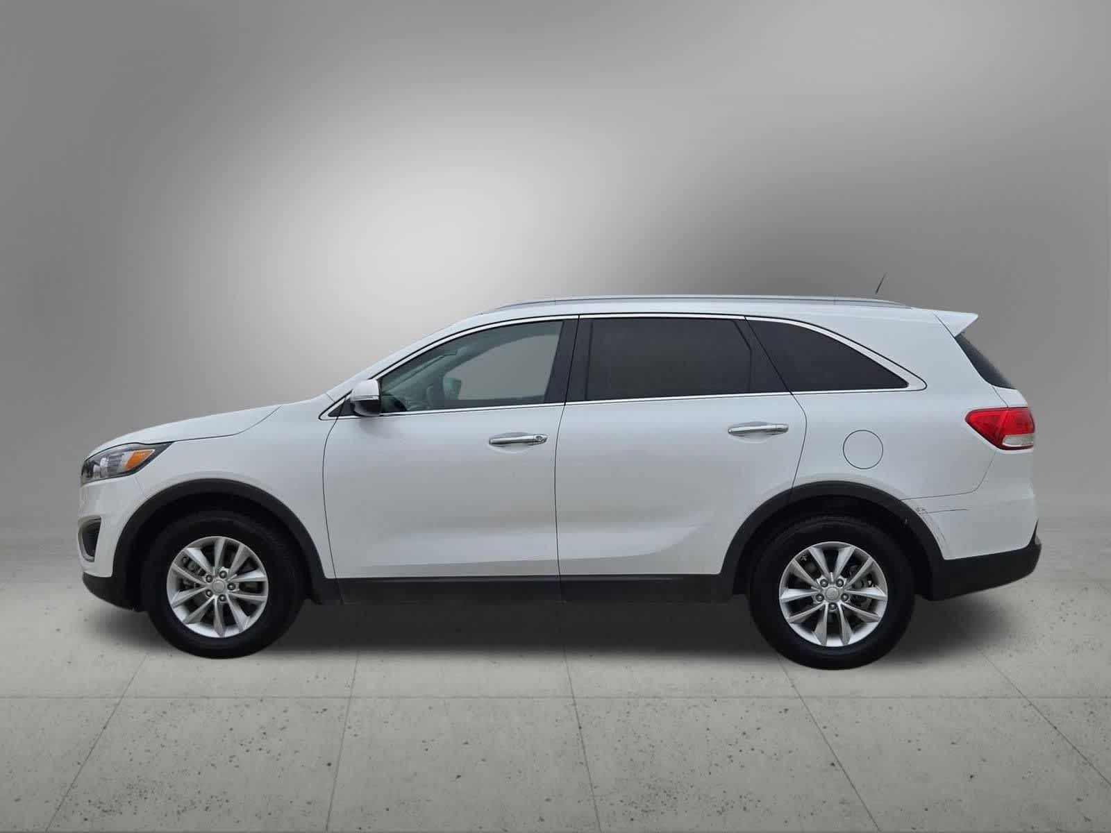 Thumbnail: 2016 Kia Sorento - 3