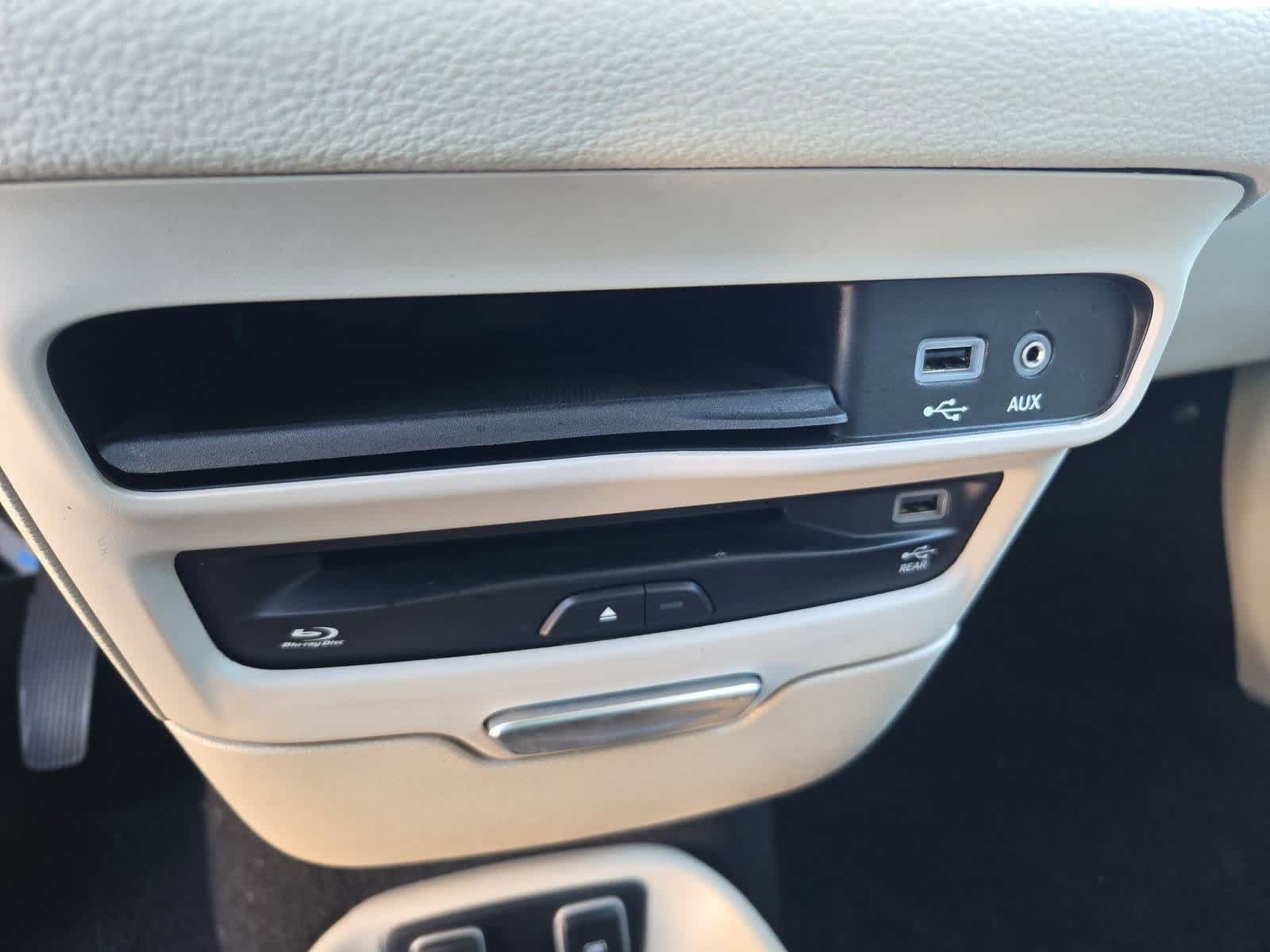 Thumbnail: 2018 Chrysler Pacifica - 30