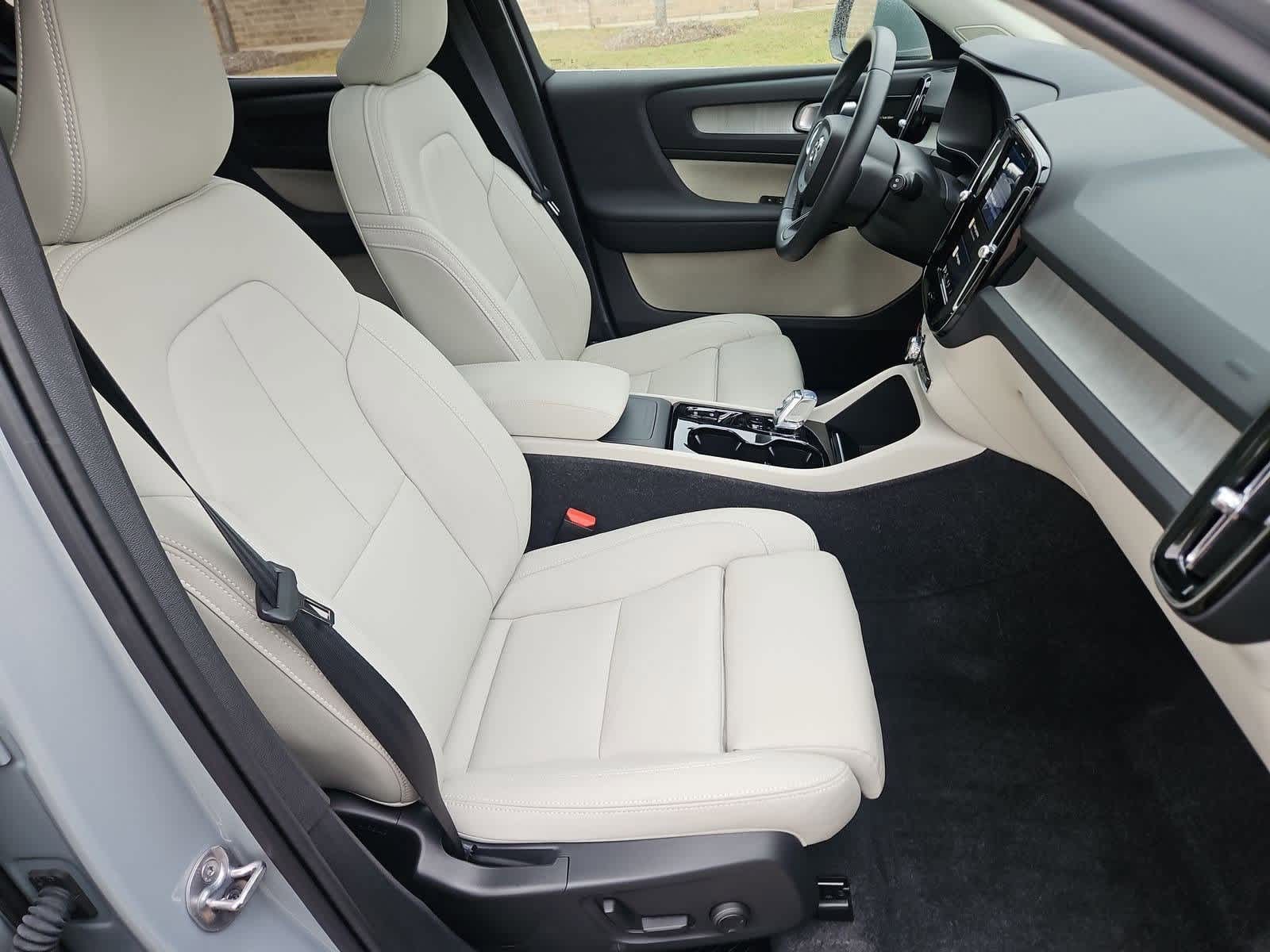 Thumbnail: 2024 Volvo XC40 - 23