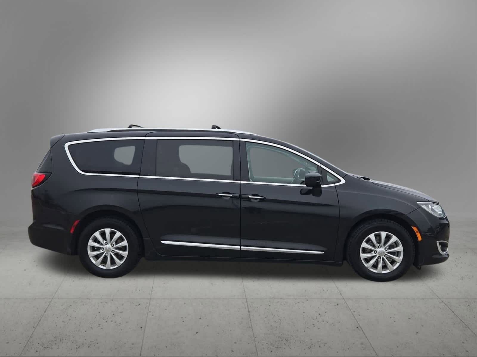 Thumbnail: 2018 Chrysler Pacifica - 7