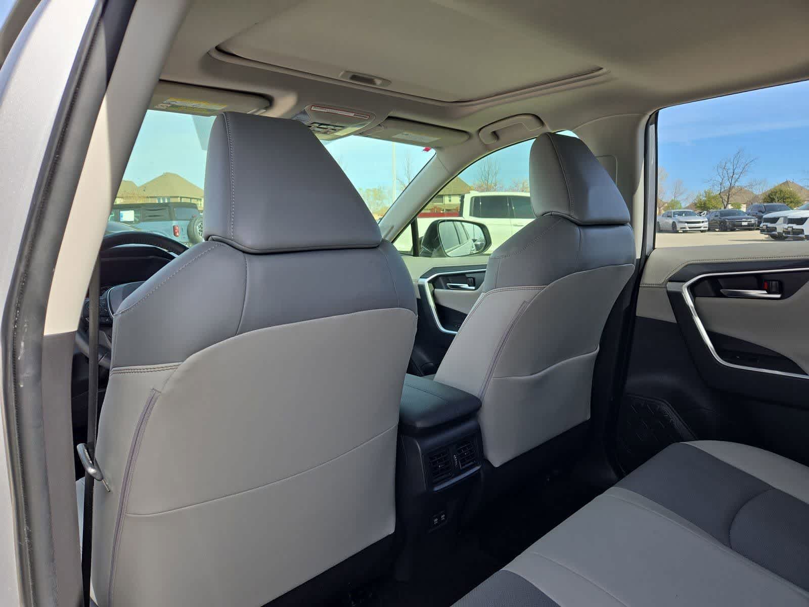 Thumbnail: 2019 Toyota RAV4 - 17