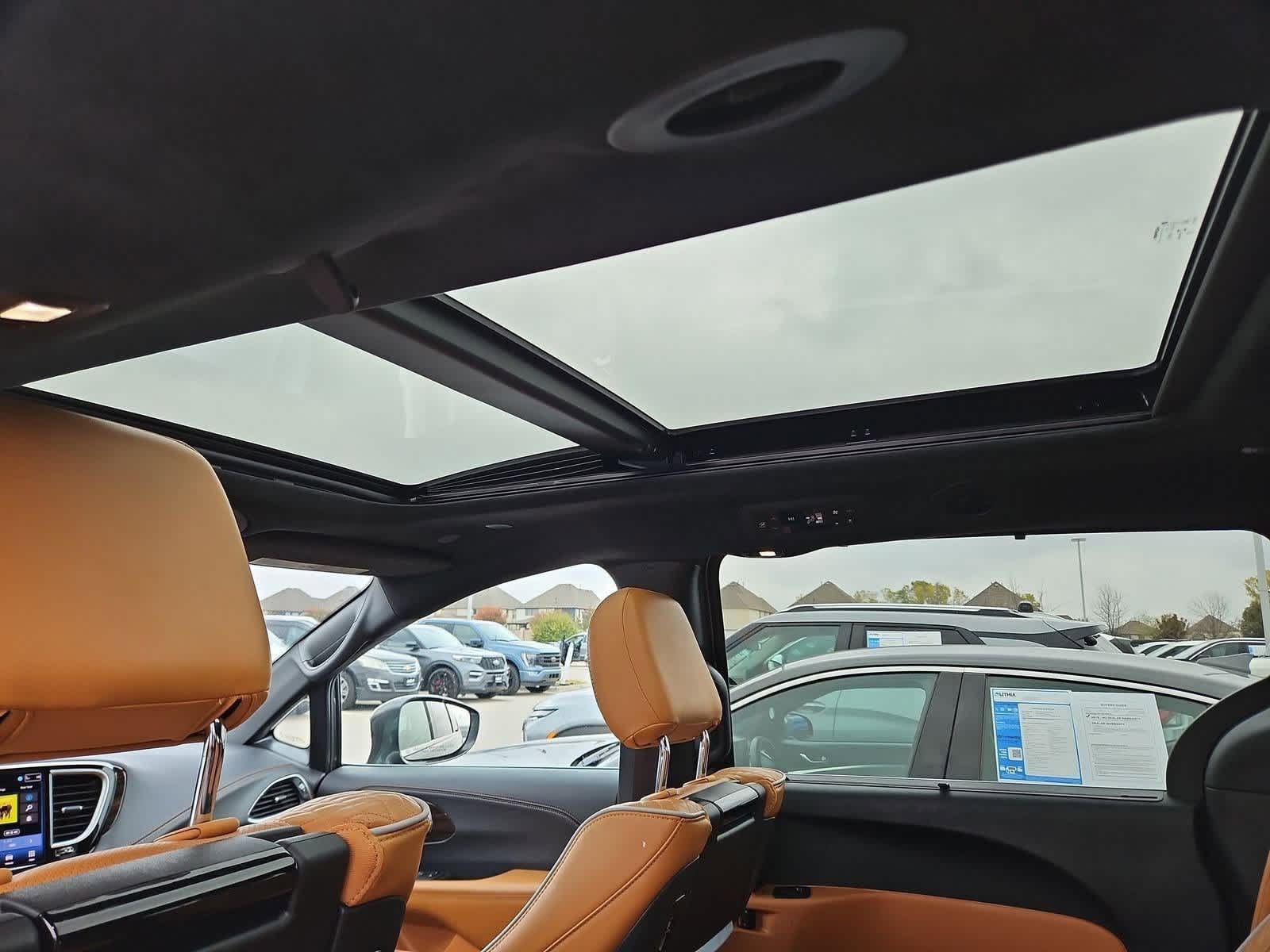 Thumbnail: 2022 Chrysler Pacifica - 21