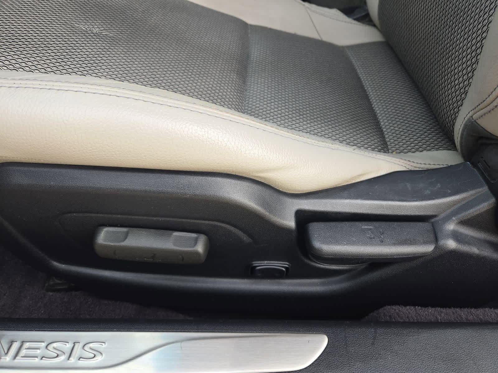 Thumbnail: 2013 Hyundai Genesis - 15