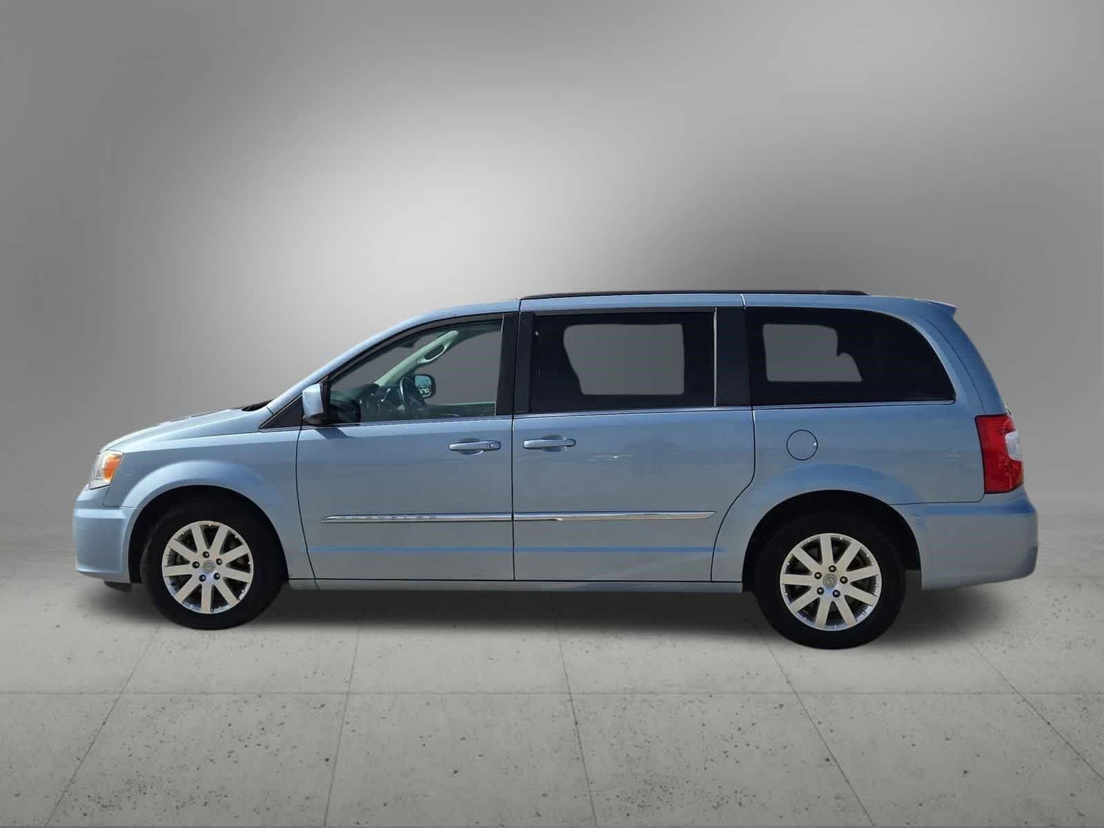 Thumbnail: 2013 Chrysler Town & Country - 3