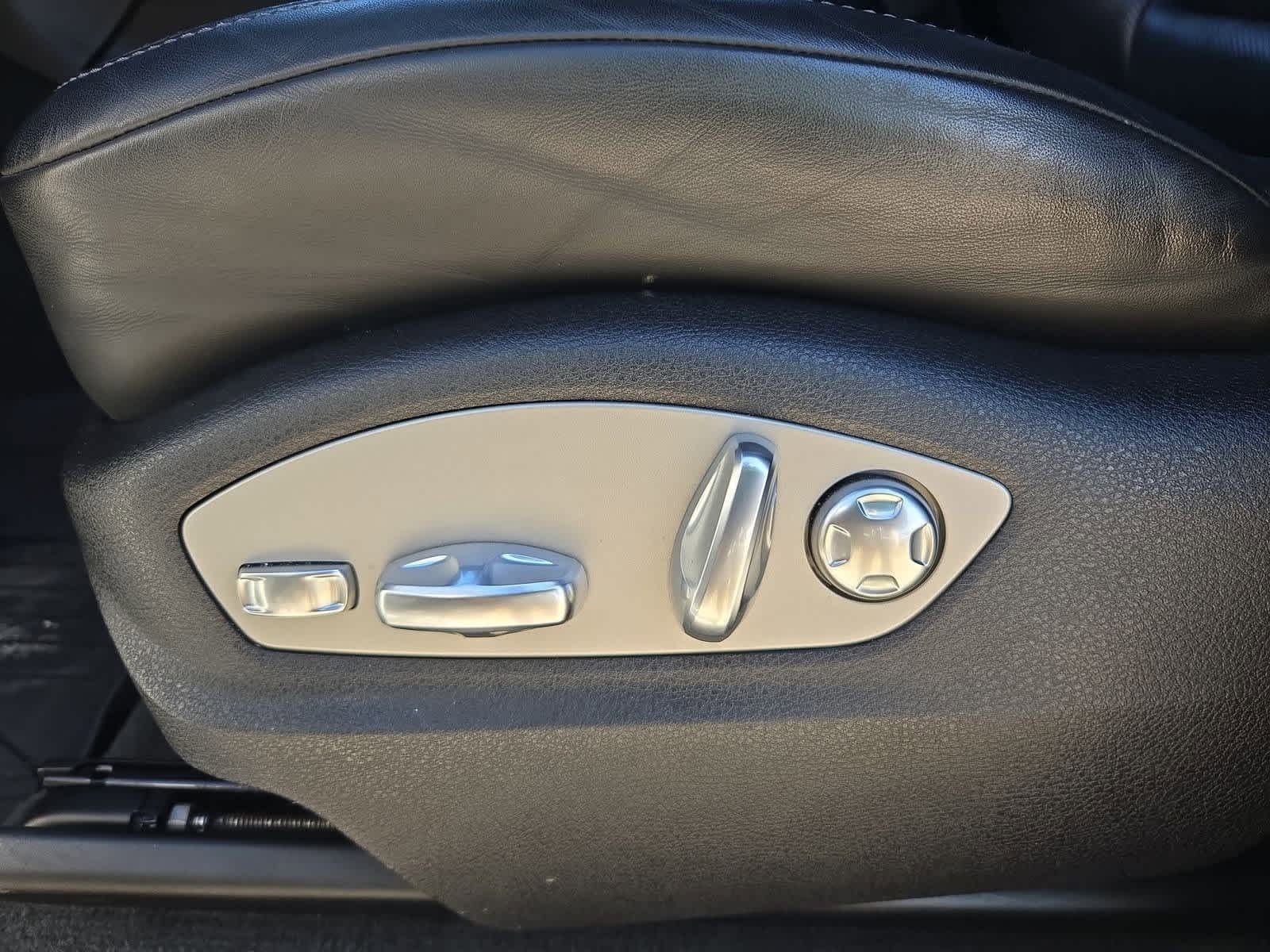 Thumbnail: 2020 Porsche Macan - 16