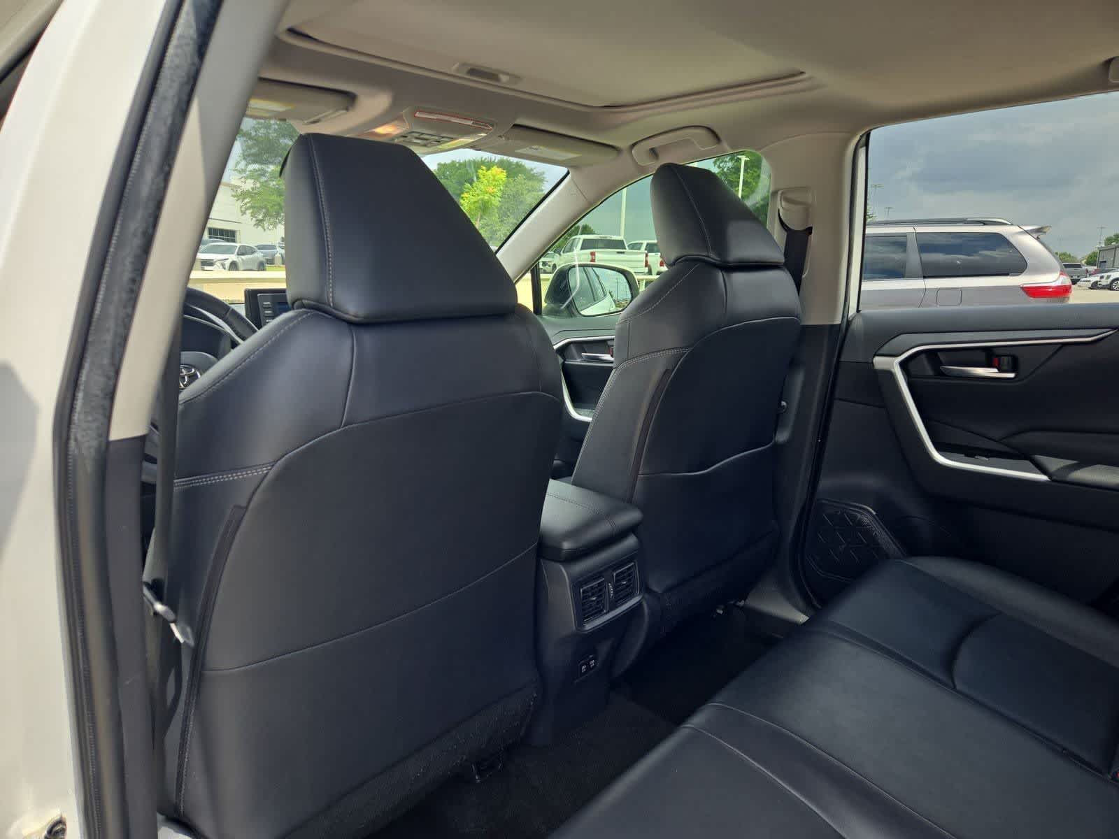 Thumbnail: 2019 Toyota RAV4 - 16