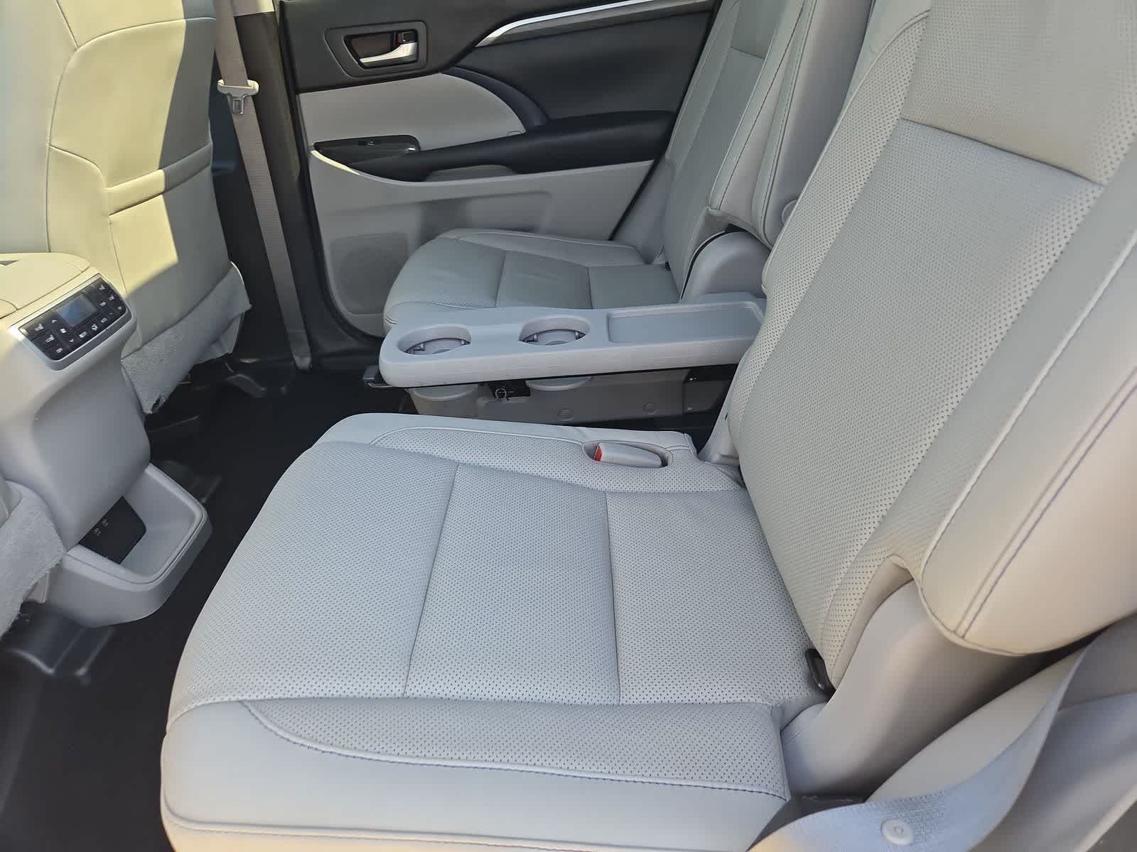 Thumbnail: 2018 Toyota Highlander - 18