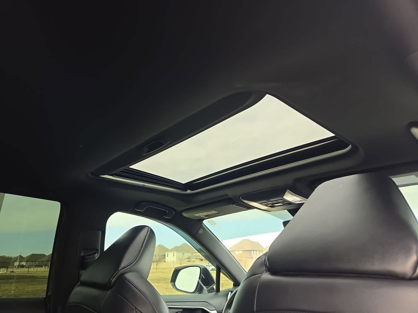 Thumbnail: 2022 Toyota RAV4 - 21