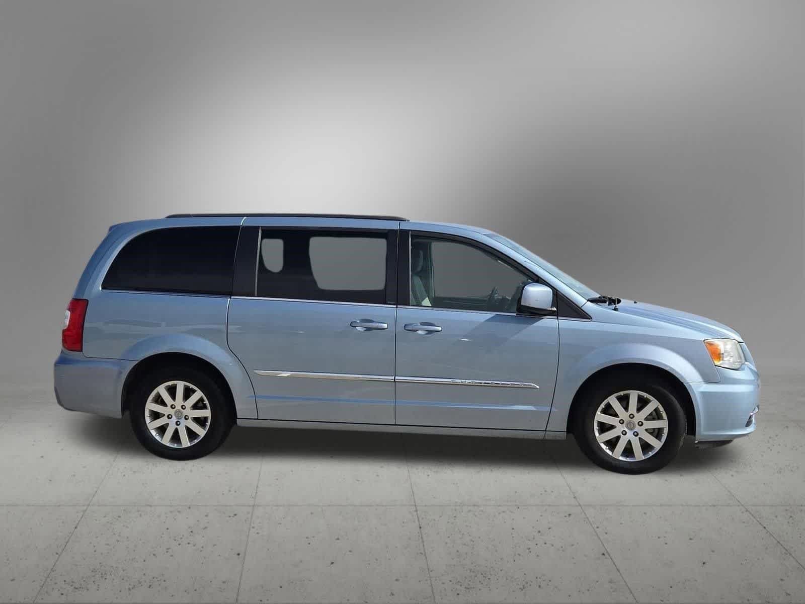 Thumbnail: 2013 Chrysler Town & Country - 7