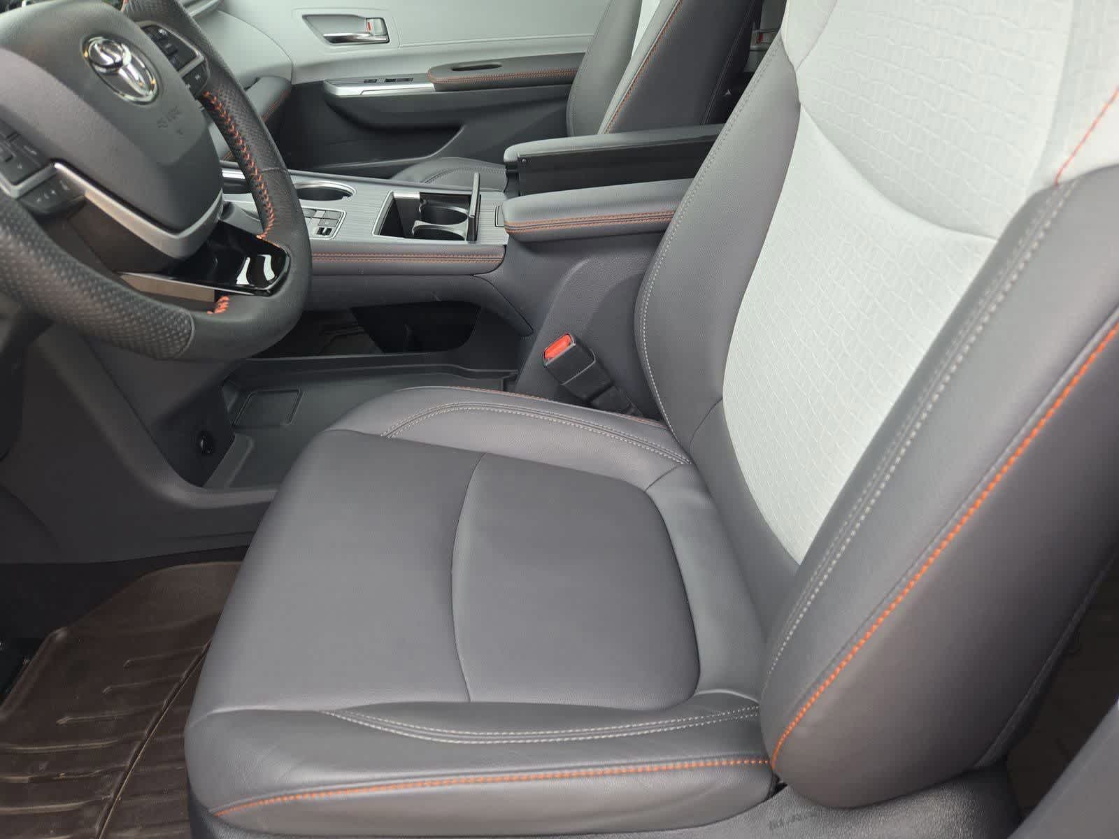 Thumbnail: 2022 Toyota Sienna - 15