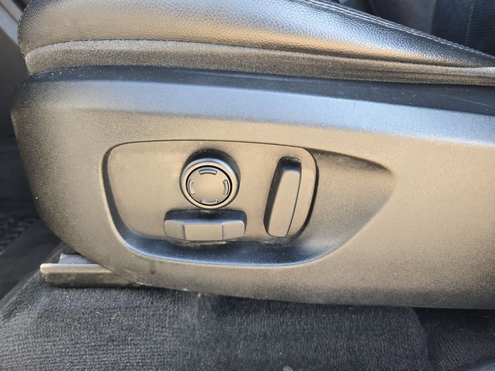 Thumbnail: 2015 Land Rover Discovery Sport - 17