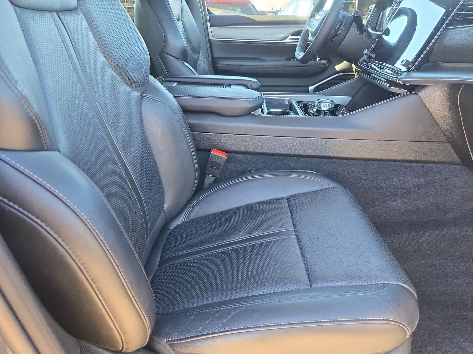 Thumbnail: 2023 Jeep Wagoneer - 22