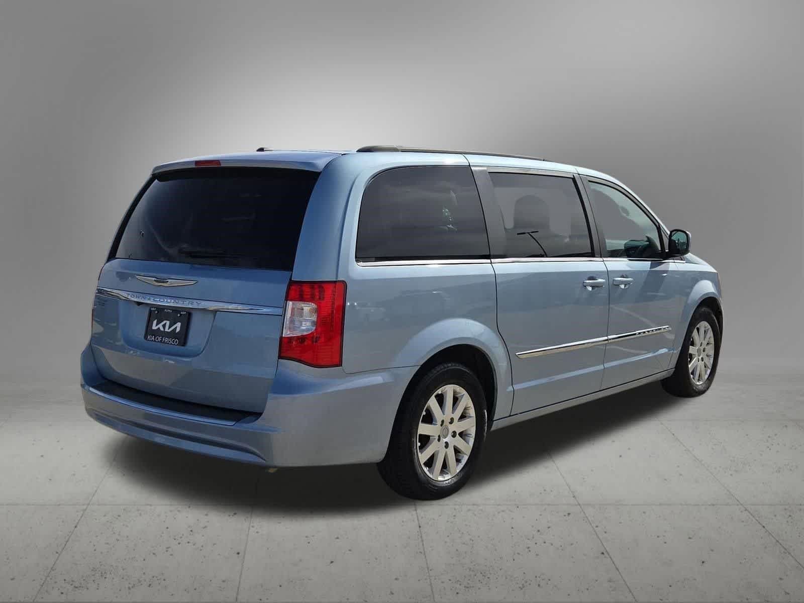 Thumbnail: 2013 Chrysler Town & Country - 6