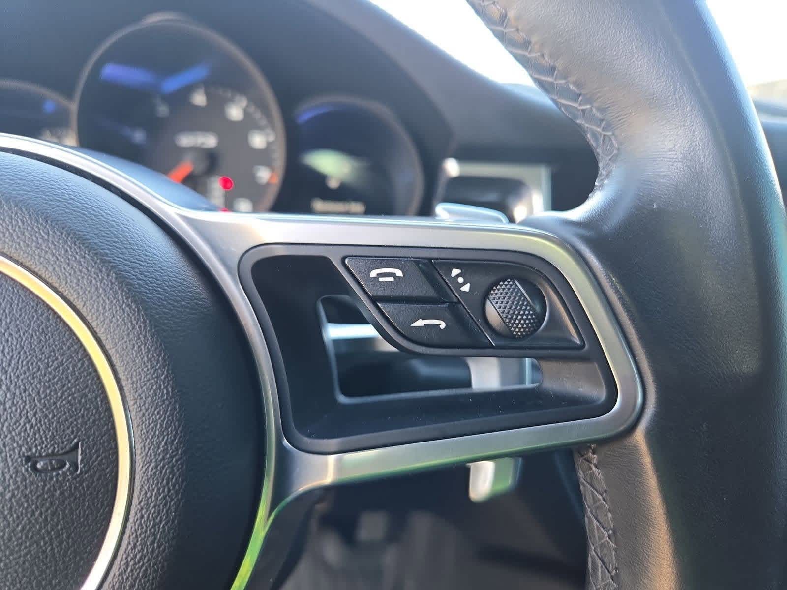 Thumbnail: 2020 Porsche Macan - 25