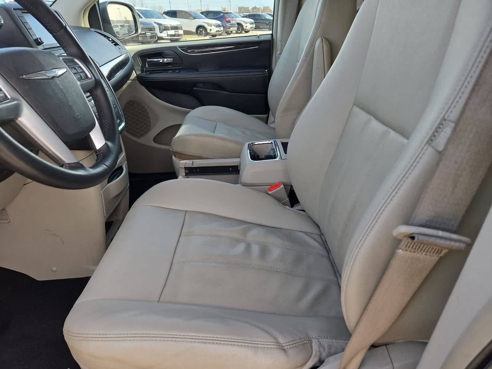 Thumbnail: 2013 Chrysler Town & Country - 14