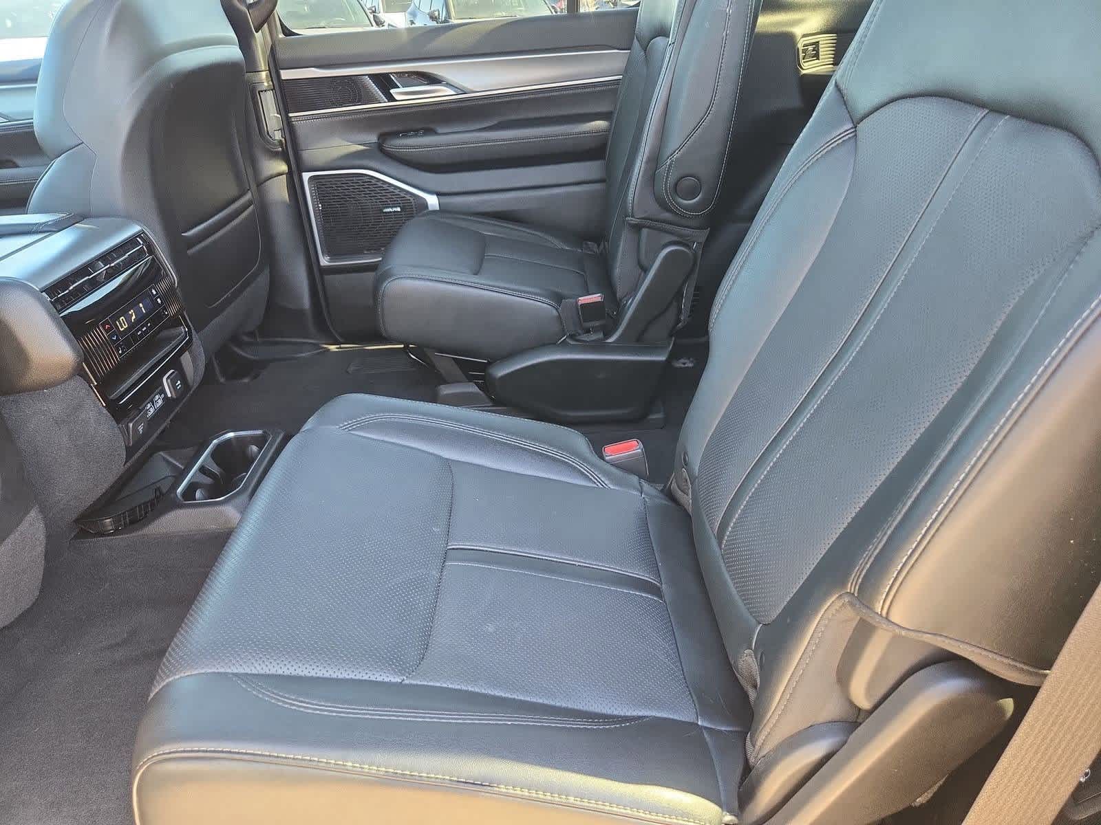 Thumbnail: 2023 Jeep Wagoneer - 19