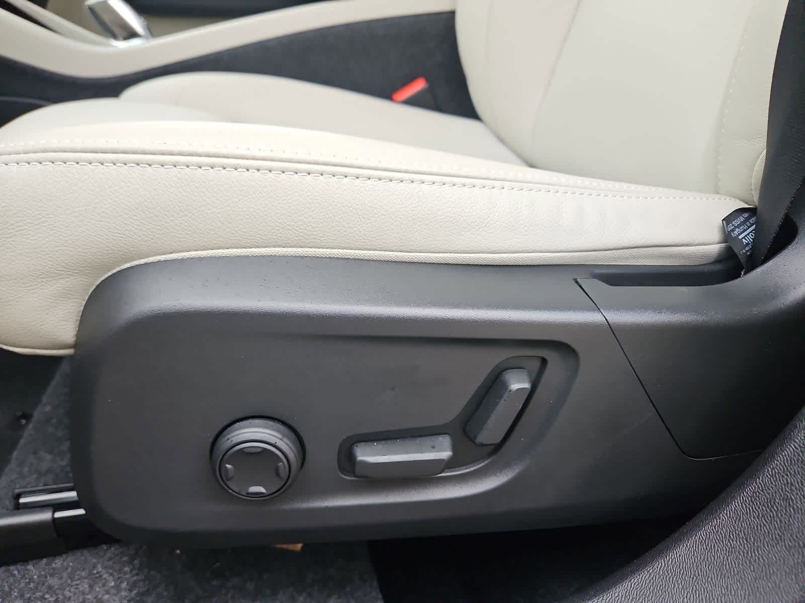 Thumbnail: 2024 Volvo XC40 - 17