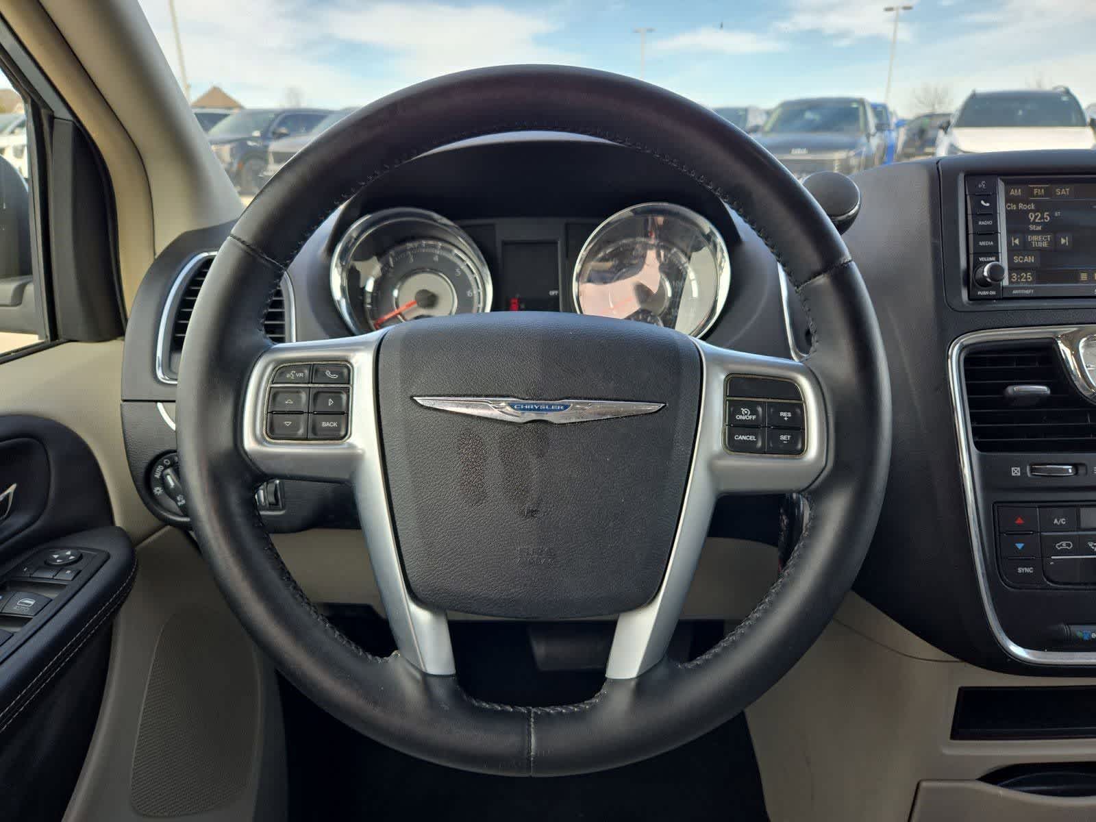 Thumbnail: 2013 Chrysler Town & Country - 20