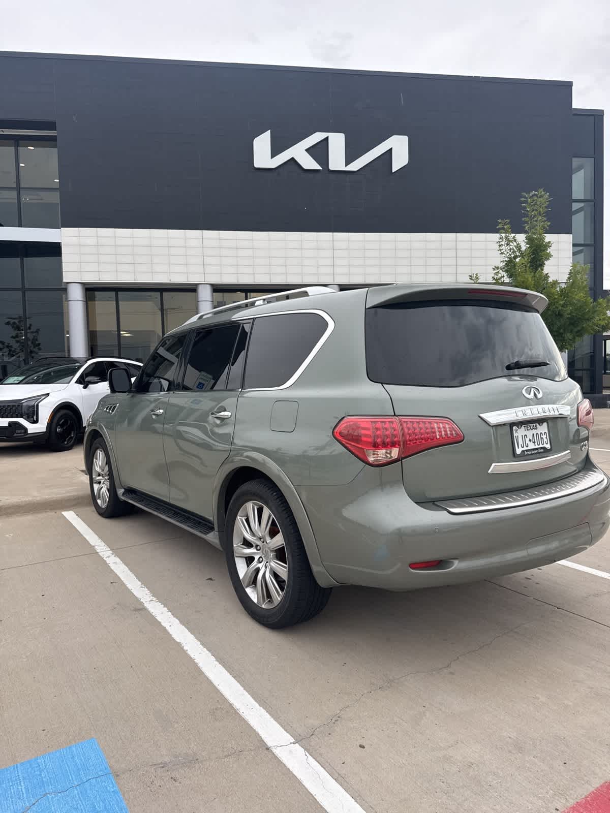 Thumbnail: 2011 INFINITI QX56 - 5