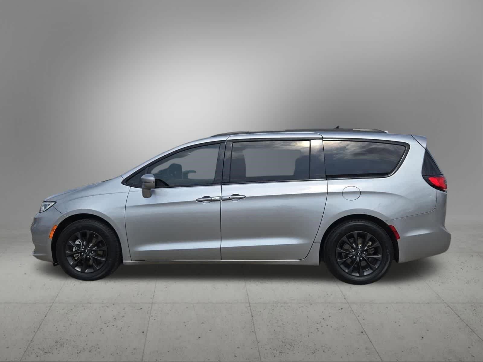 Thumbnail: 2021 Chrysler Pacifica - 3