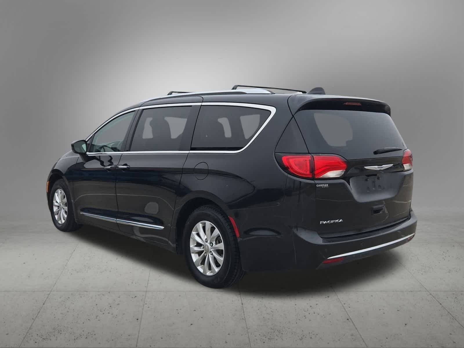 Thumbnail: 2018 Chrysler Pacifica - 4