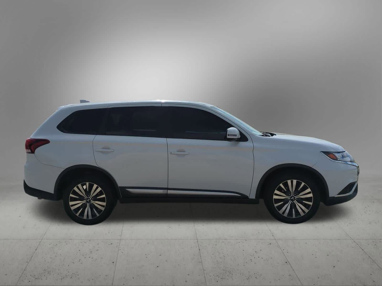 Thumbnail: 2019 Mitsubishi Outlander - 7