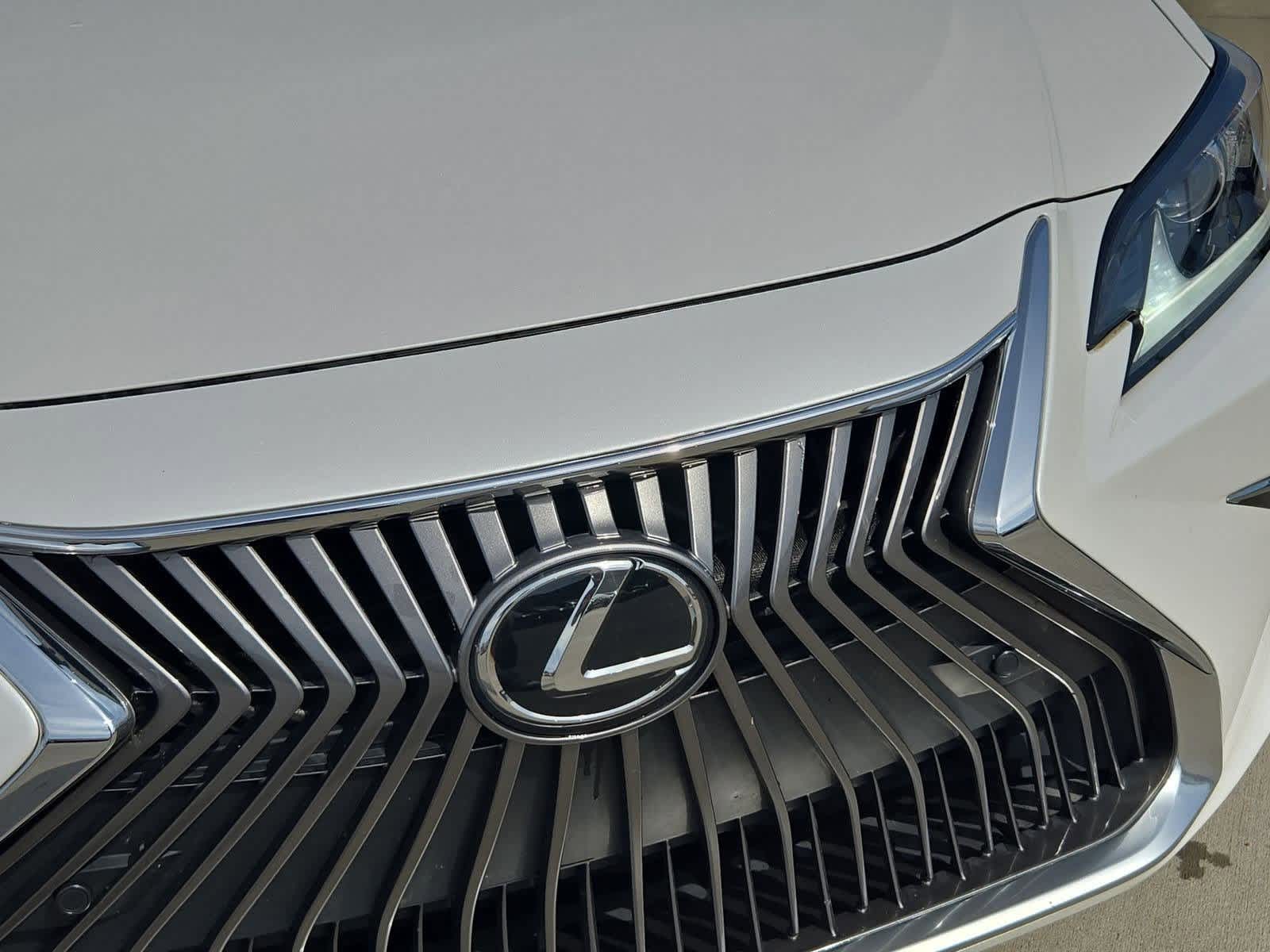 Thumbnail: 2021 Lexus ES - 10