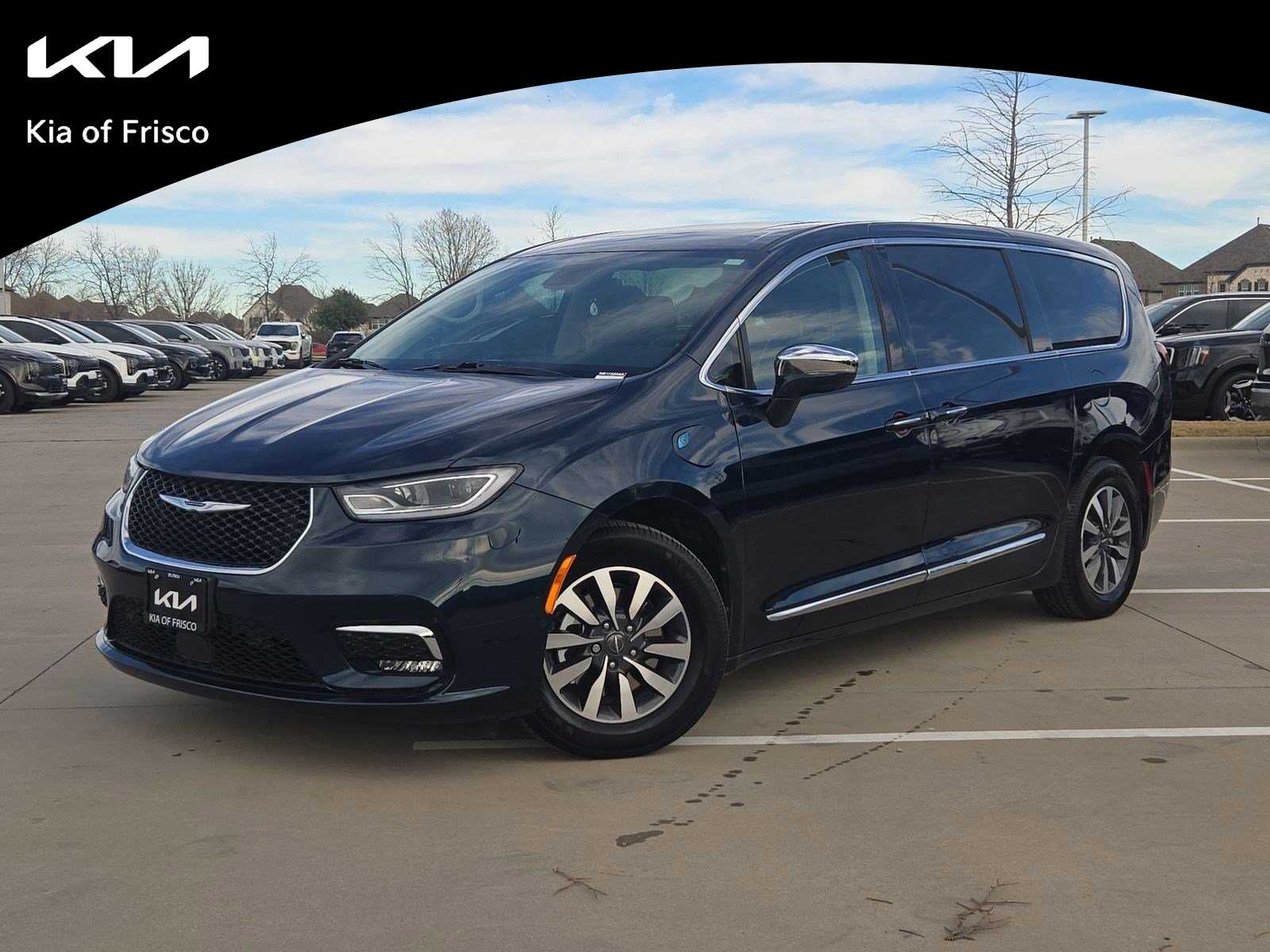 2022 Chrysler Pacifica Limited's photo