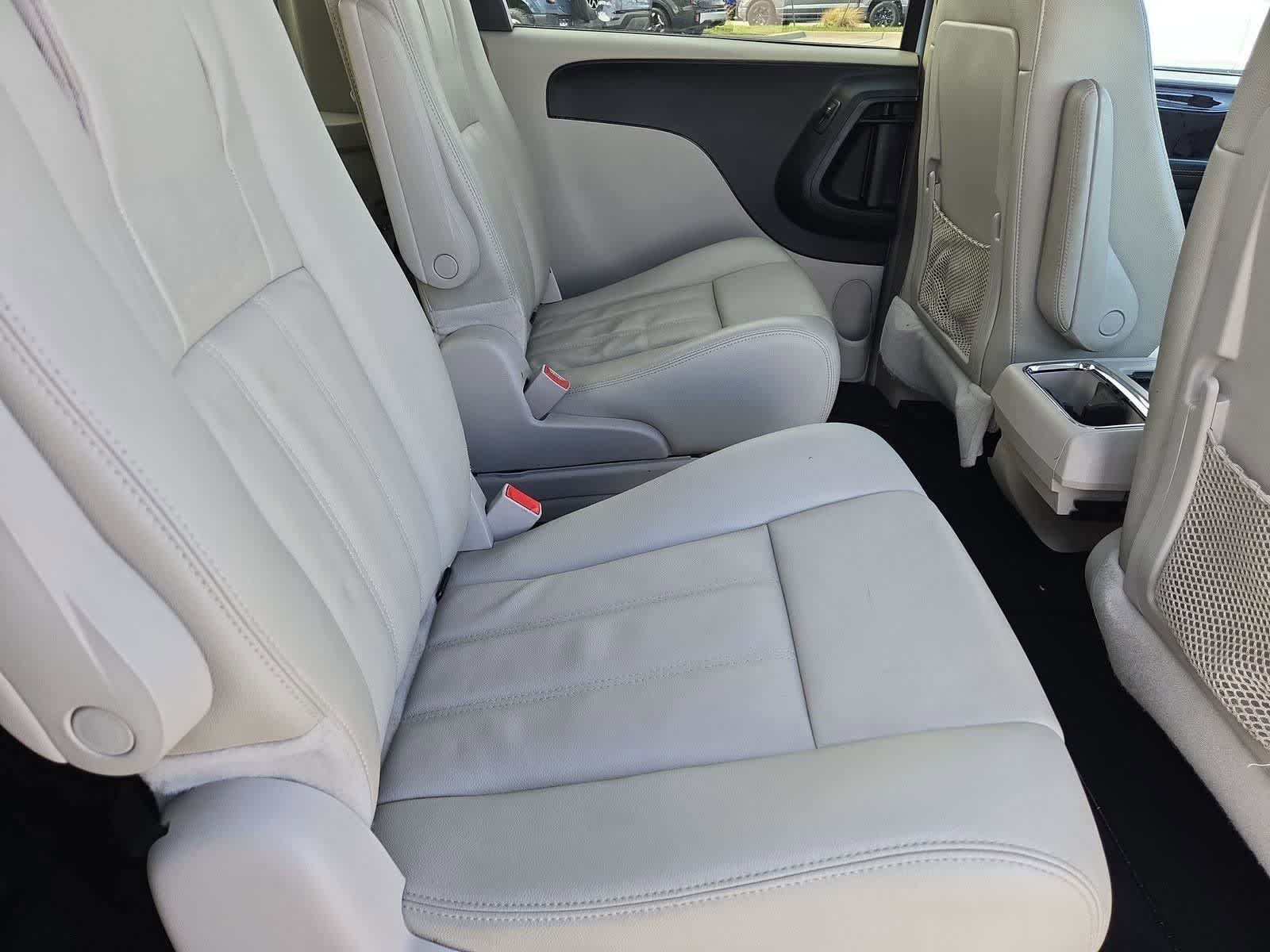 Thumbnail: 2013 Chrysler Town & Country - 18