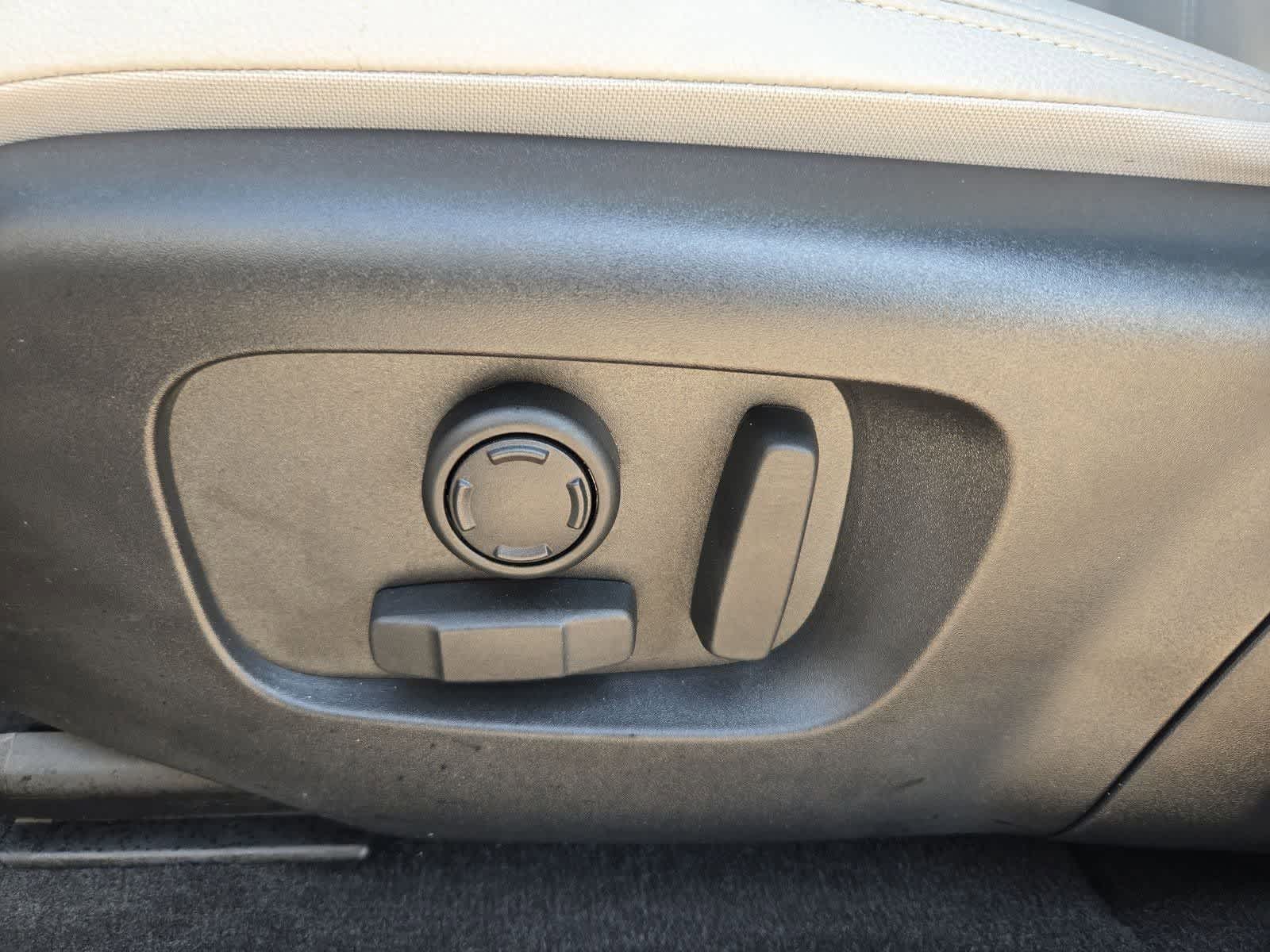 Thumbnail: 2025 Land Rover Range Rover Evoque - 16