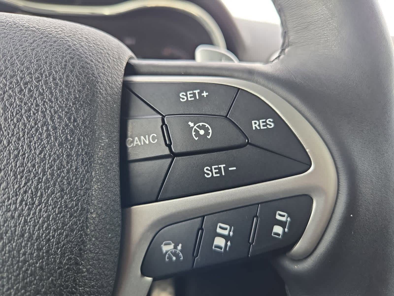 Thumbnail: 2016 Jeep Grand Cherokee - 25