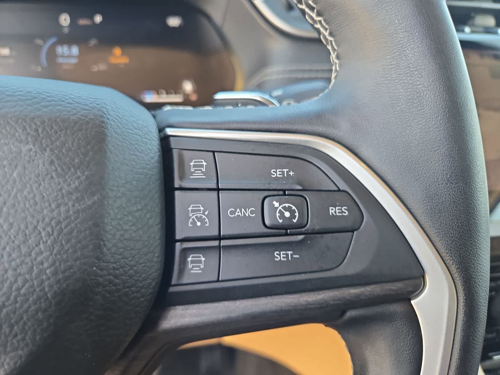 Thumbnail: 2022 Jeep Grand Cherokee - 24