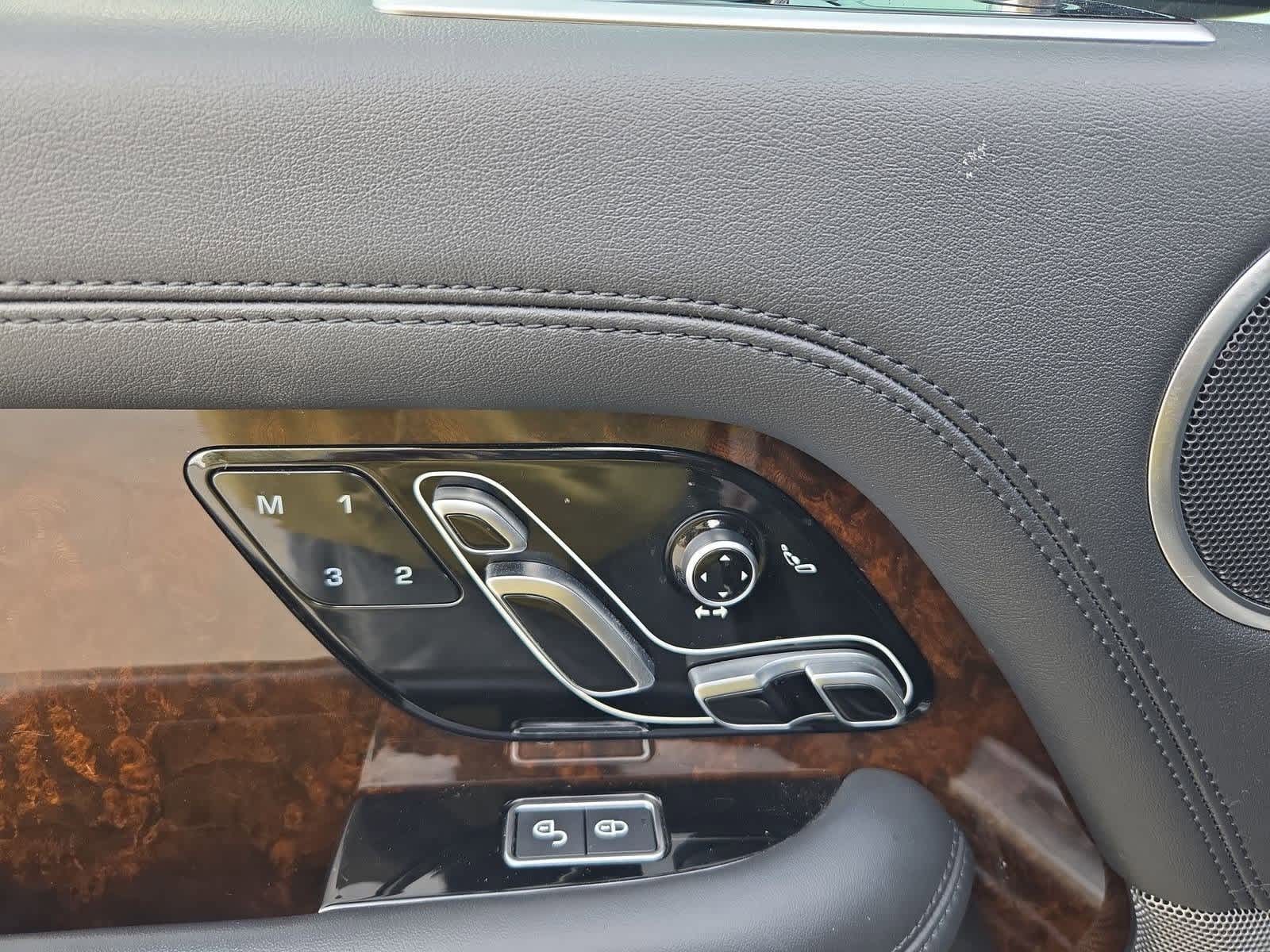 Thumbnail: 2020 Land Rover Range Rover - 16