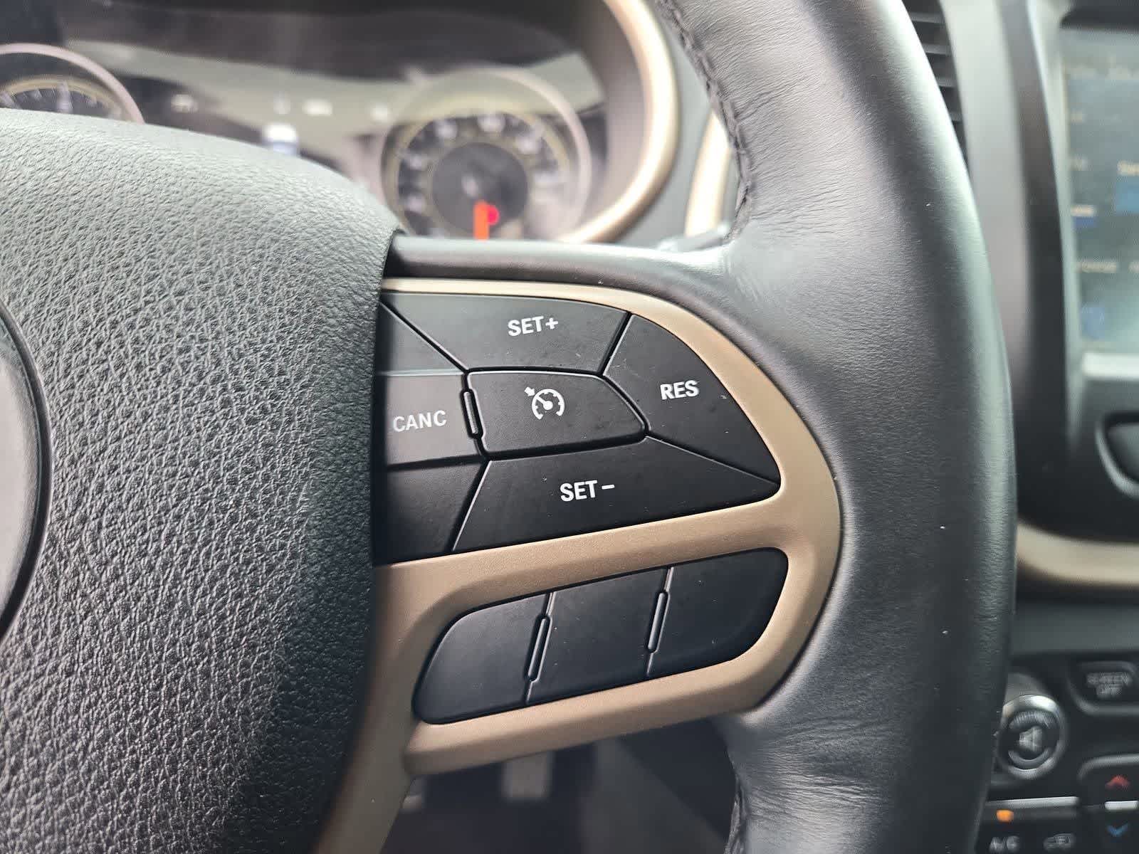 Thumbnail: 2017 Jeep Cherokee - 23