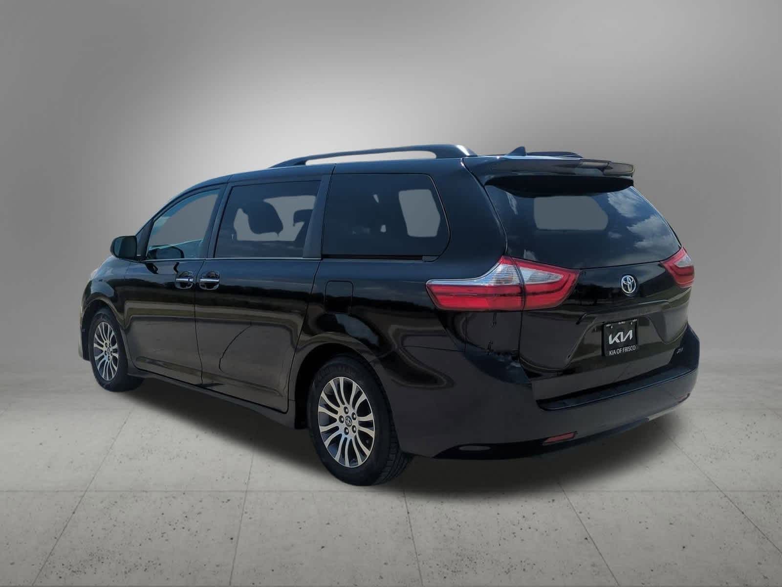 Thumbnail: 2019 Toyota Sienna - 4