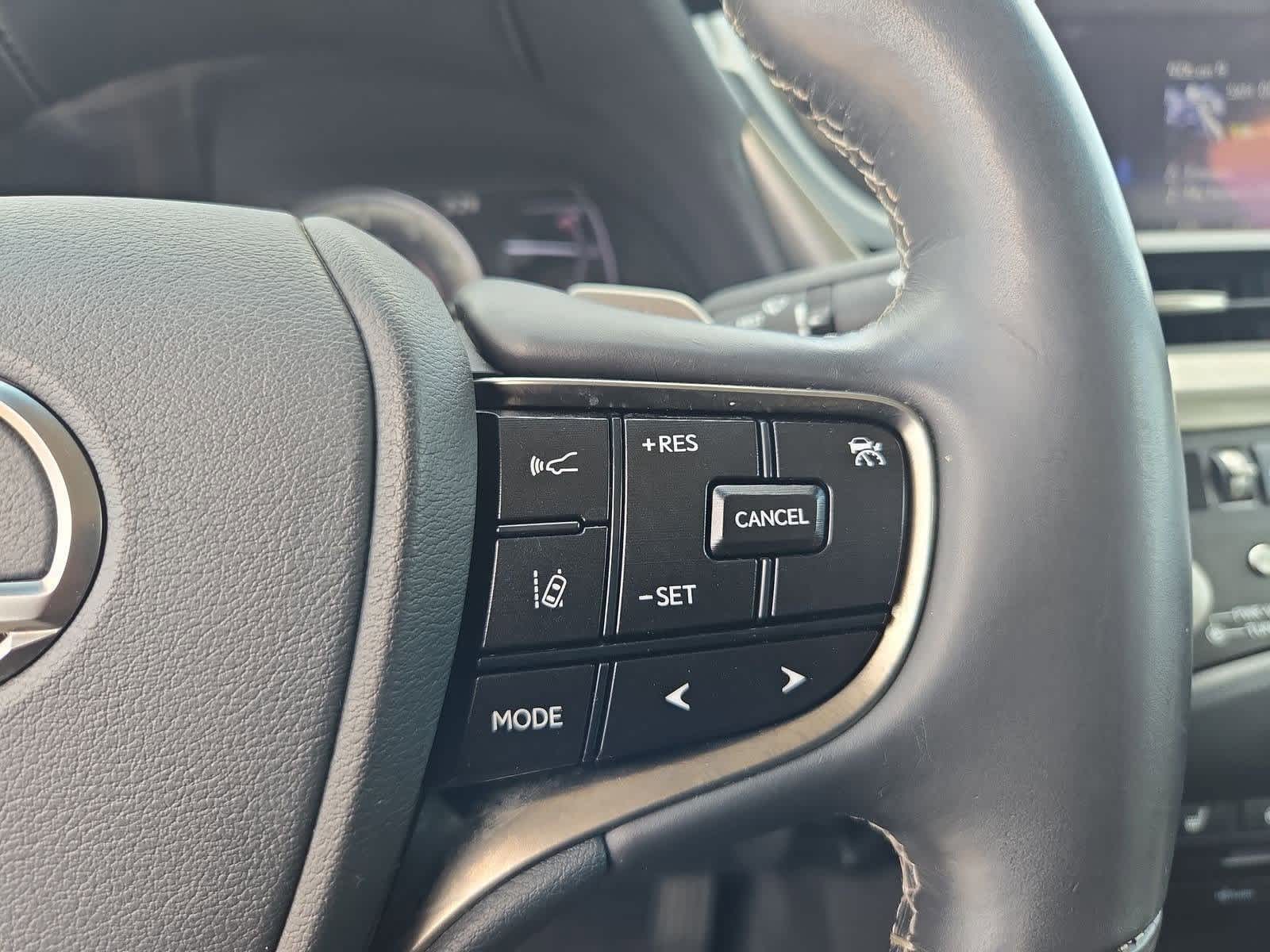 Thumbnail: 2021 Lexus ES - 24