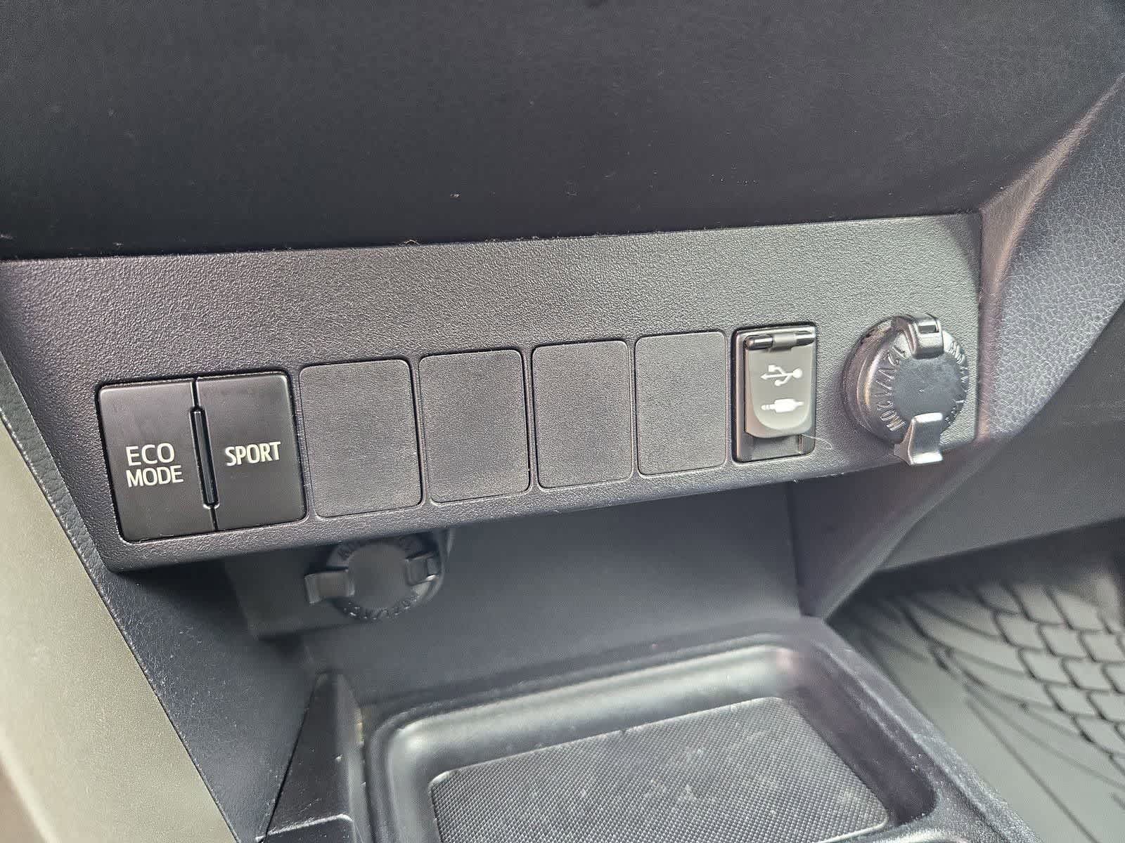 Thumbnail: 2015 Toyota RAV4 - 30