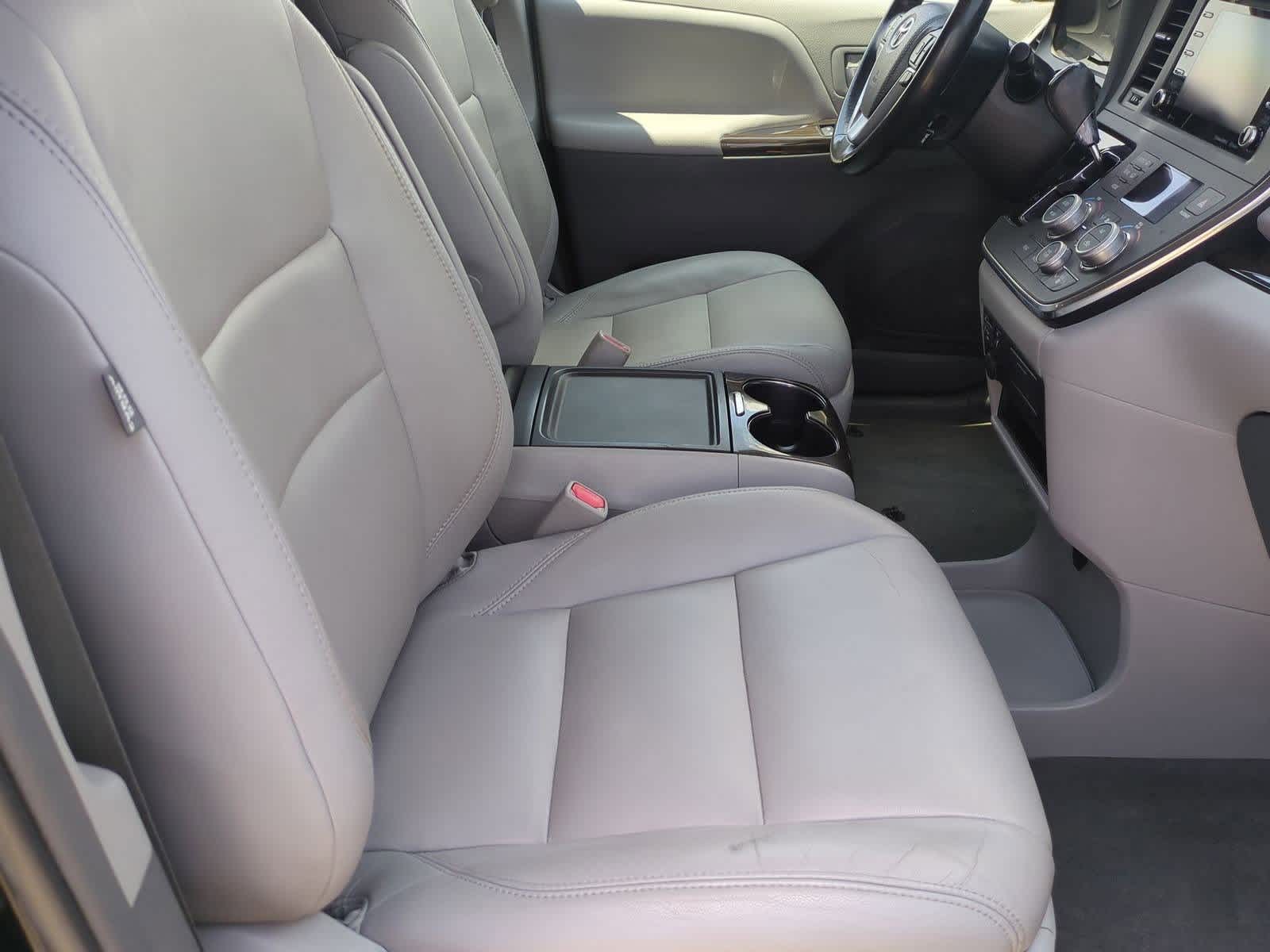 Thumbnail: 2019 Toyota Sienna - 23