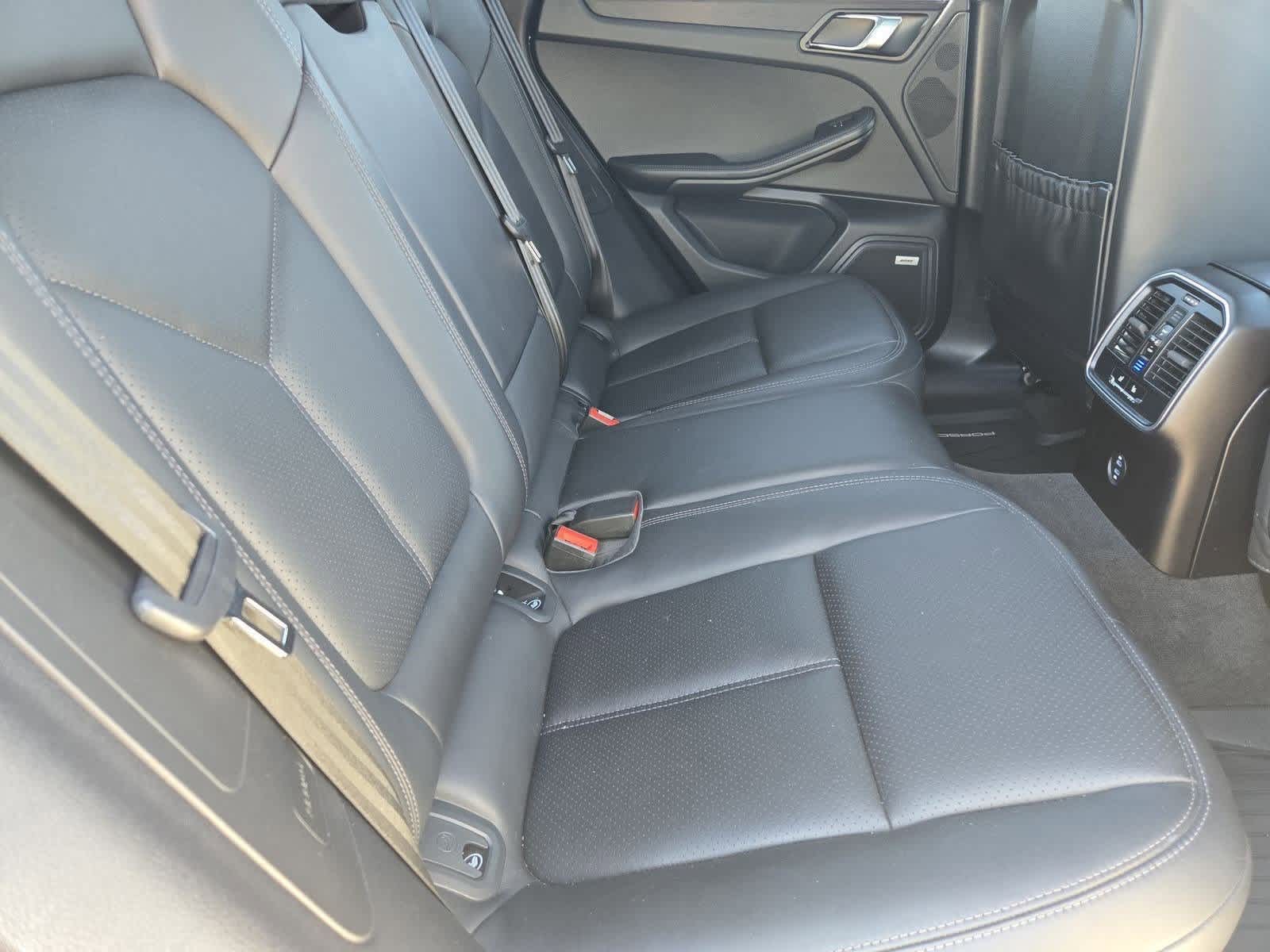 Thumbnail: 2020 Porsche Macan - 20