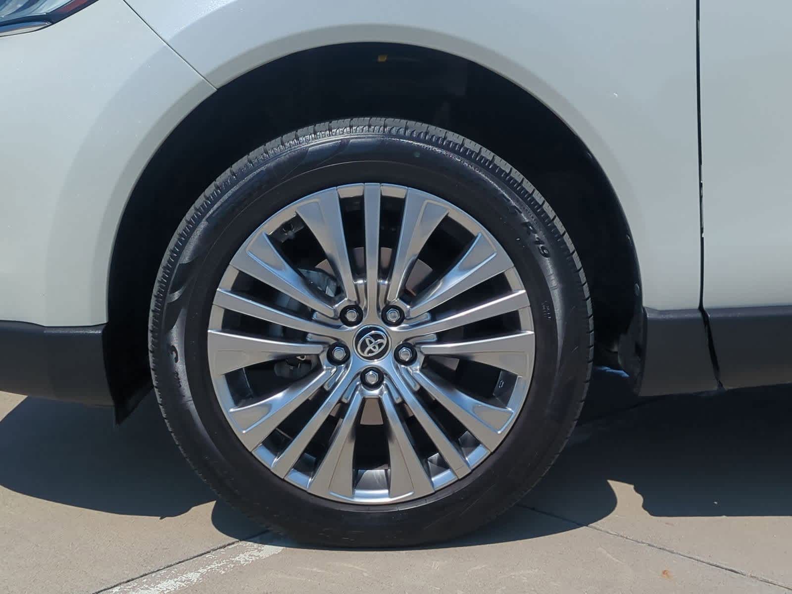 Thumbnail: 2021 Toyota Venza - 12
